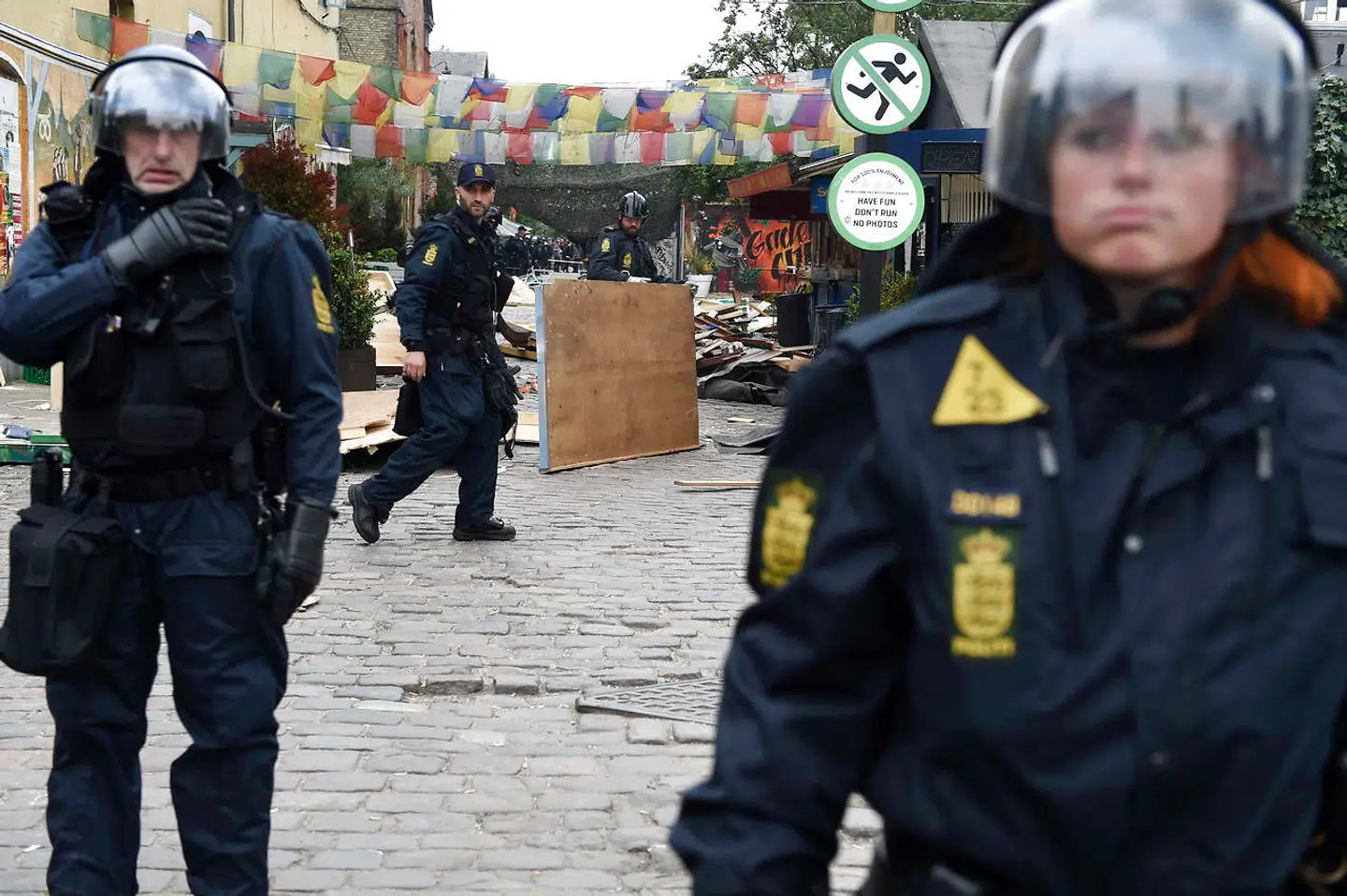 Københavns Politi i færd med fjerne hashboder i Pusher Street i Christiania. Billedet er fra 2016.