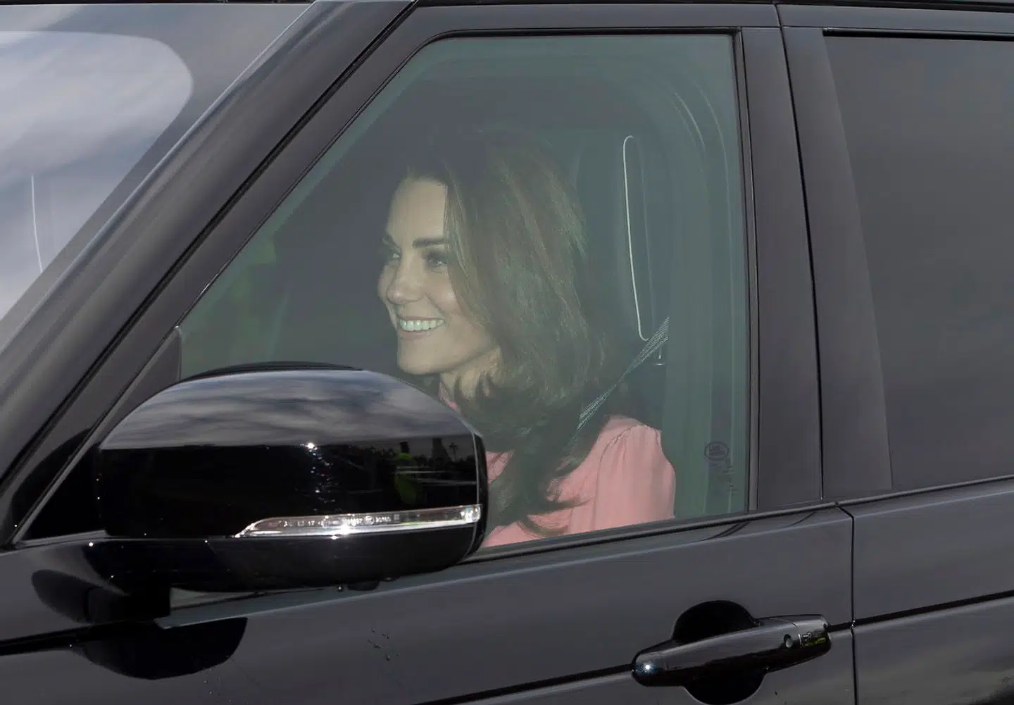 Hertuginde Kate ffotograferet ved ankomsten til dronning Elizabeths julemiddag.