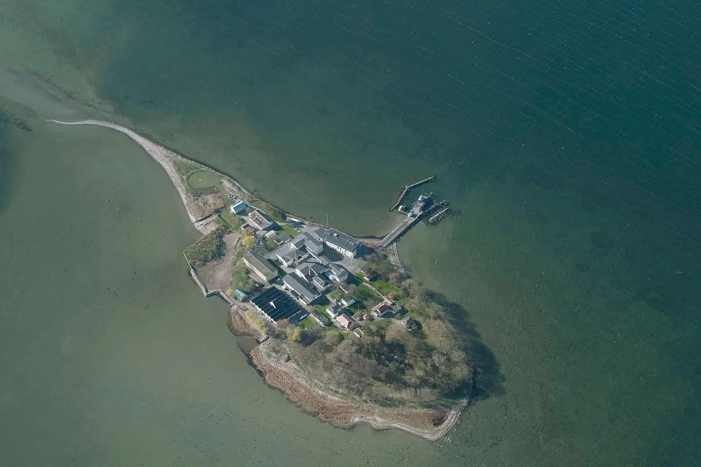 Kriminelle udlændinge, som Danmark ikke kan sende hjem, skal fremover opholde sig på den øde ø Lindholm i Stege Bugt. Det har skabt overskrifter i udlandet.