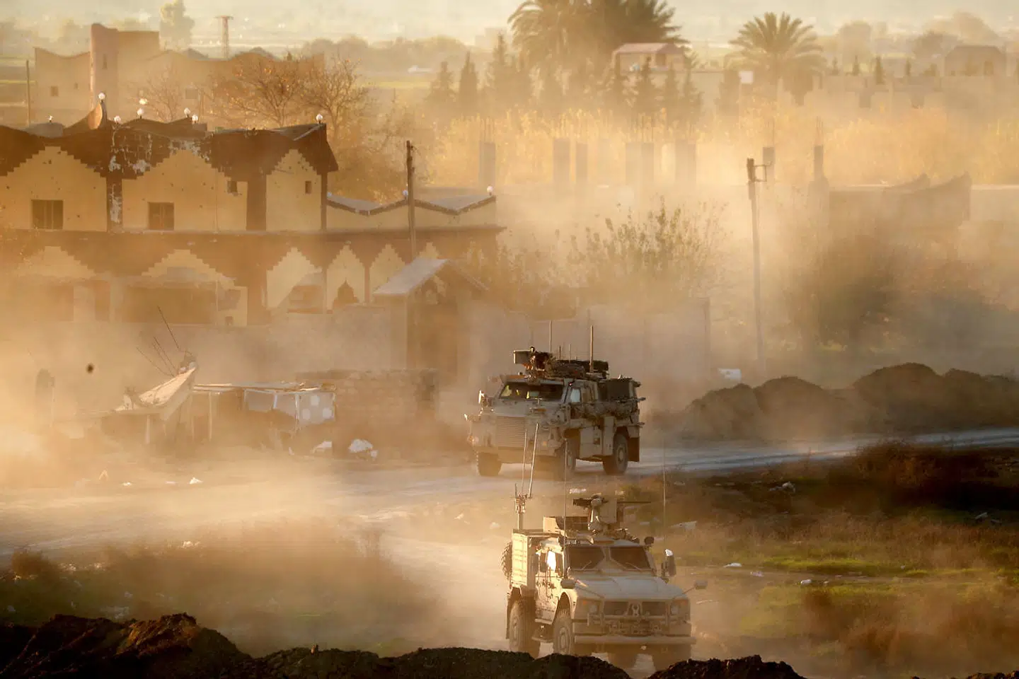 Amerikanske militærkøretøjer yder support til Syrian Democratic Forces (SDF) i Hajin 15. december 2018.