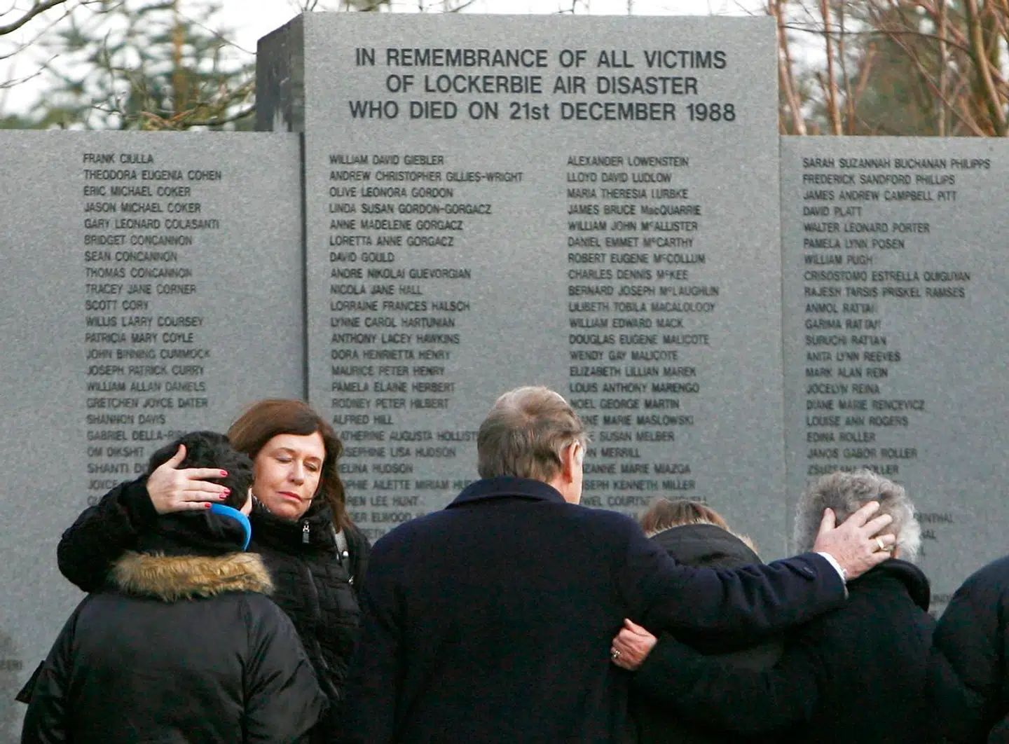 Pårørende samlet ved mindesmærket i Lockerbie på 20 års dagen for katastrofen i 2008.