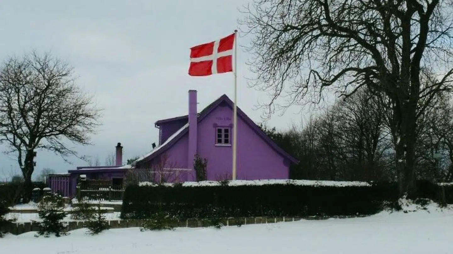 Huset på Engelstrupvej i Grevinge er lilla både indvendig og udvendig. Og det er der en helt særlig årsag til.