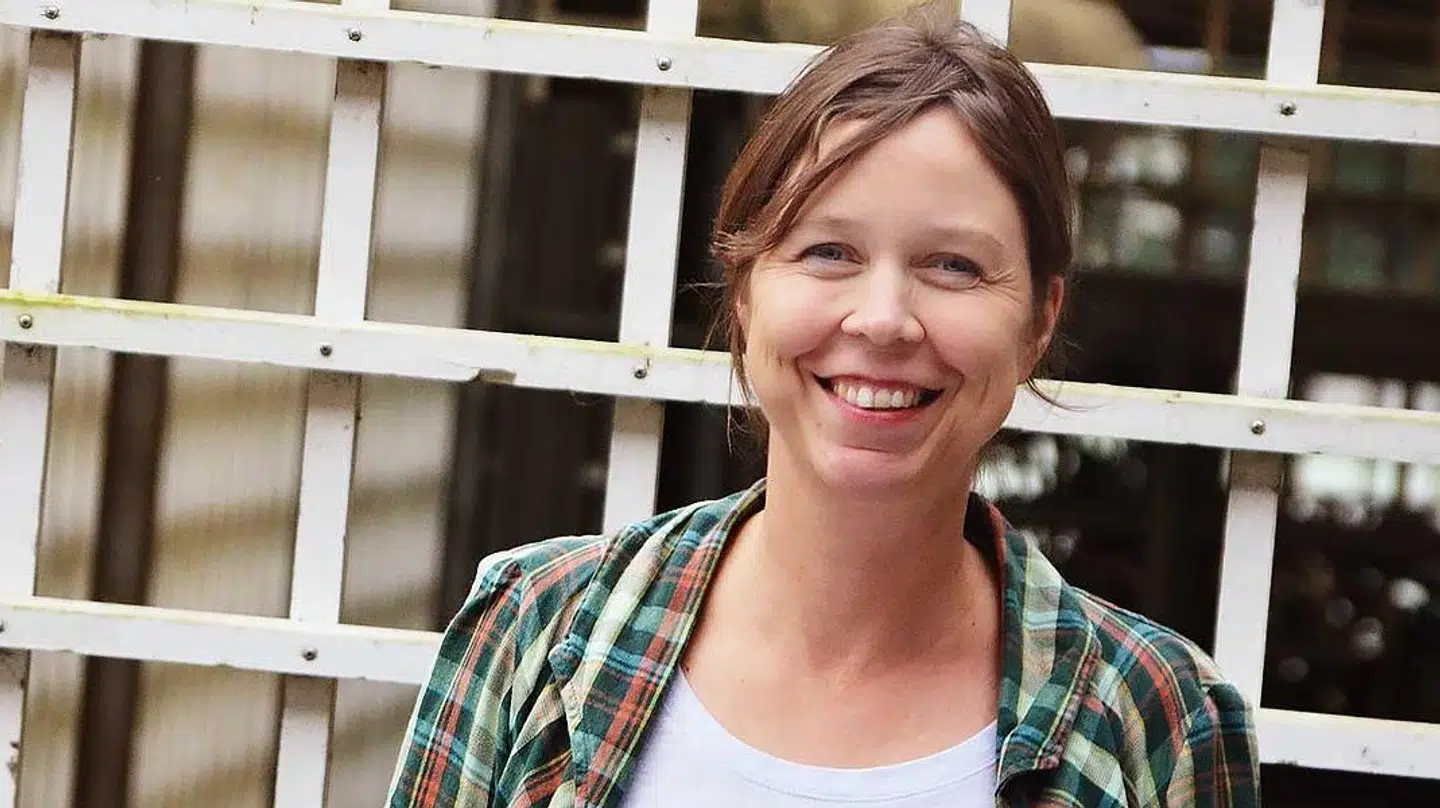 Anne Odgaard Eyermann, som er med til at lave den nye version af Højskolesangbogen, mener, der skal være plads til lidt af hvert i bogen. Også 'Den danske sang'.