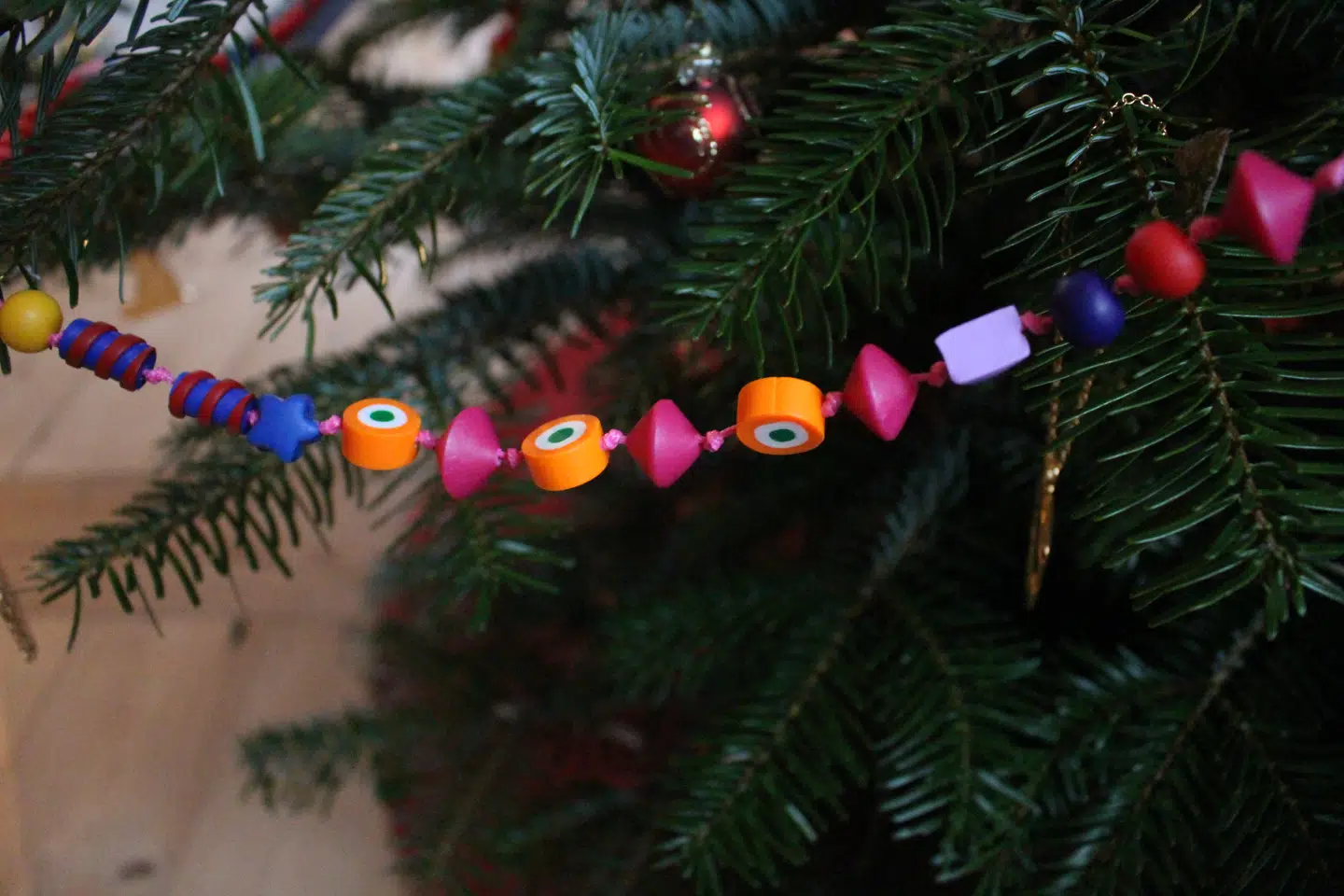 Maries supersnøre kommer i år til at hænge på familien Møller Thomsens juletræ som en farvestrålende guirlande.