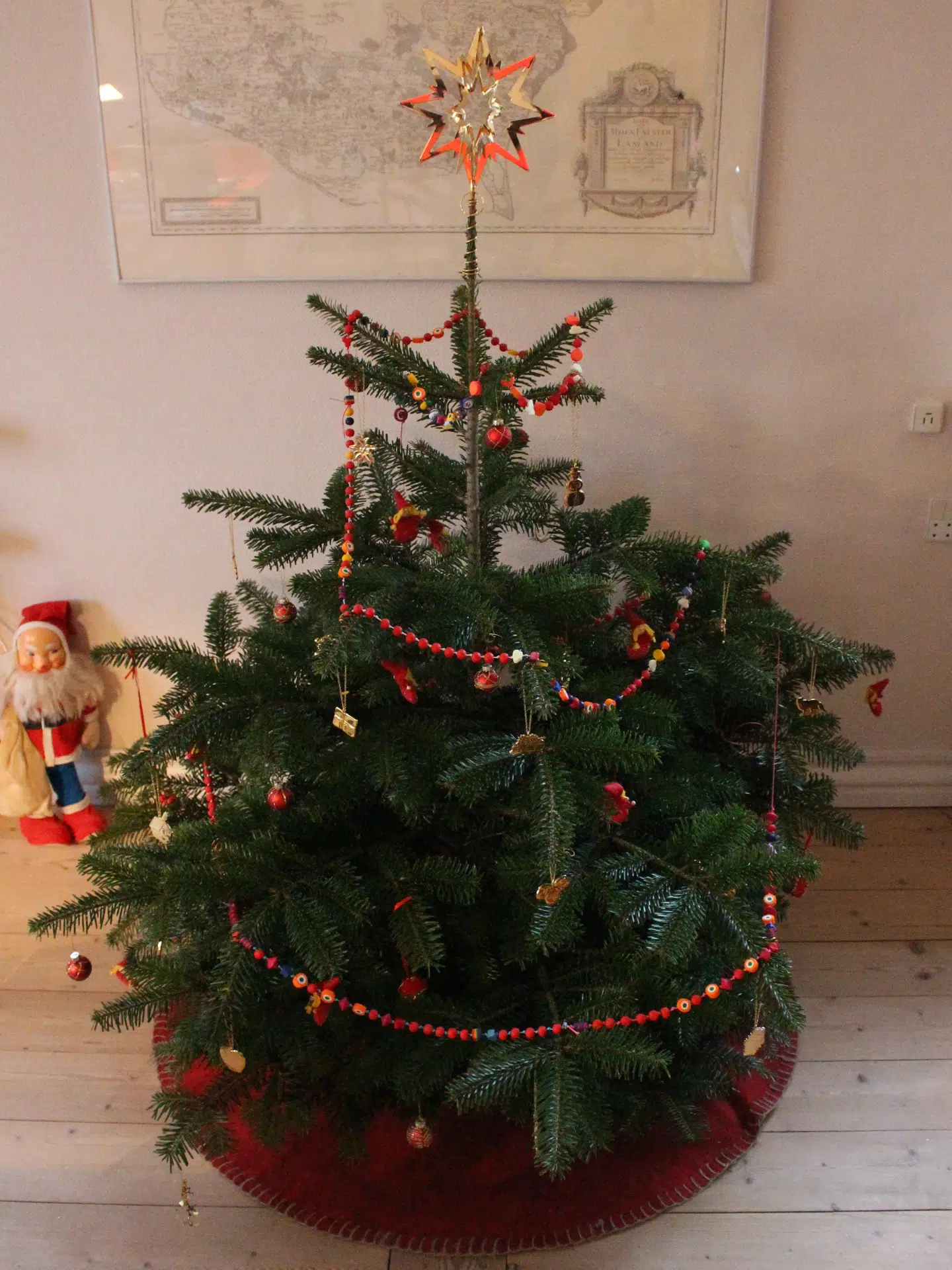 Maries supersnøre er så lang, at den når rundt om juletræet flere gange.