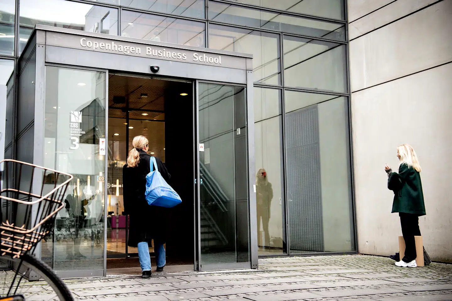 En ansat ved CBS Copenhagen Business School har følt sig krænket pga afsyngning af "Den danske sang er en ung blond pige".