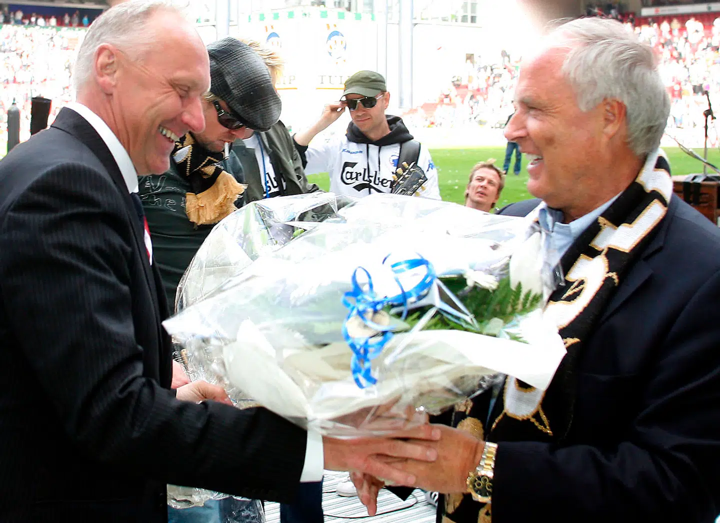 Niels-Christian Holmstrøm, til venstre, modtog en buket blomster af Flemming Østergaard, da han i 2006 efter en FCK-kamp mod Silkeborg stoppede som sportsdirektør.