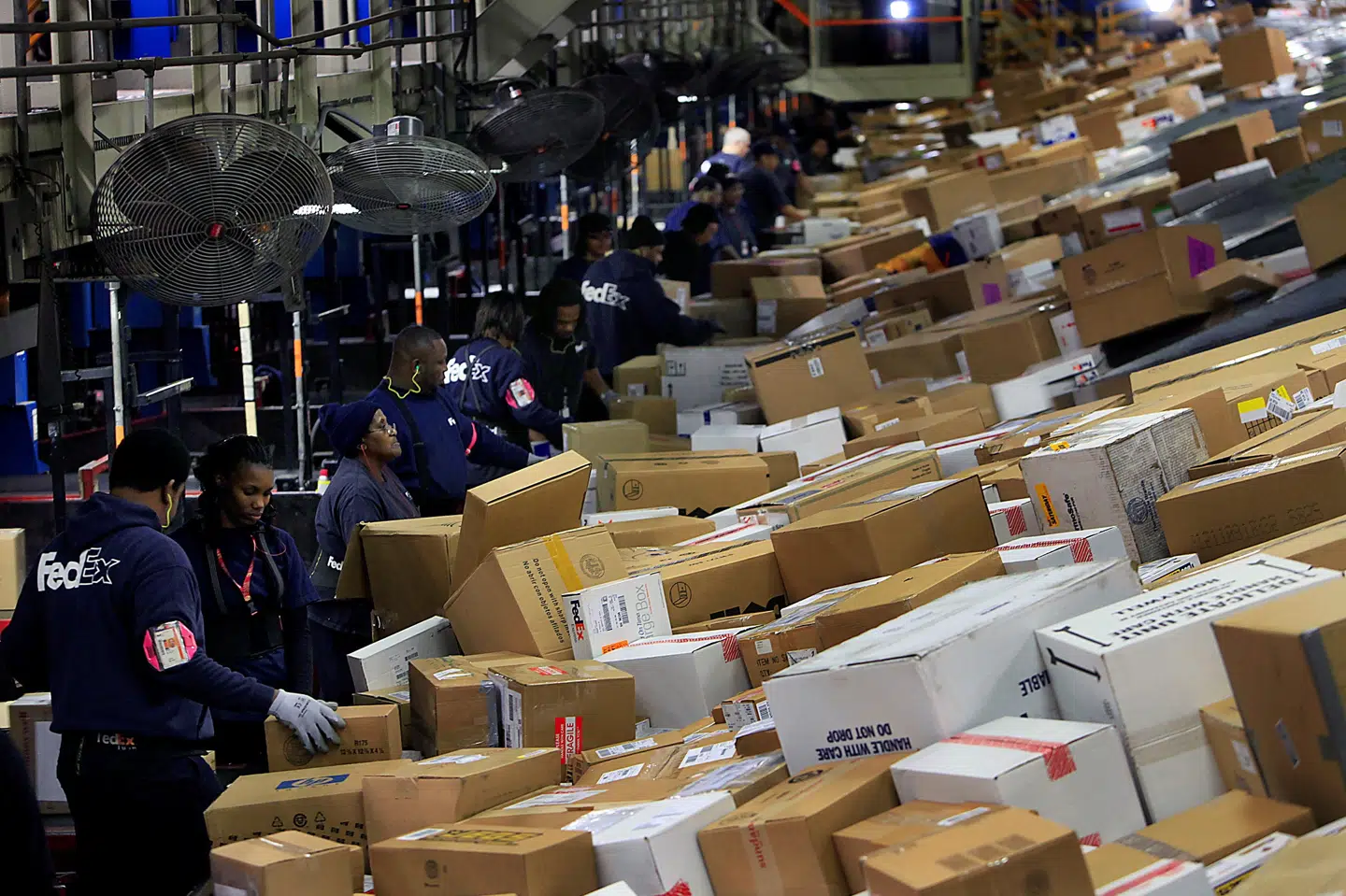 Mens den økonomiske vækst i Europa er gået ned i gear, så er USA's økonomi fortsat bundsolid, lyder vurderingen fra FedEx. Arkivfoto er fra selskabets pakkesorteringscenter i hjembyen Memphis. Lance Murphey/Reuters