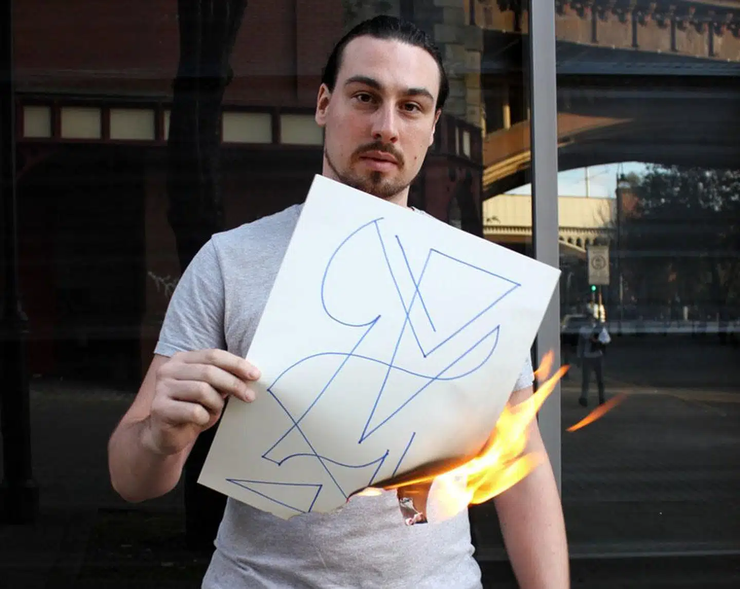 Hver gang dette værk, »Time/Line/Movement«, bliver overdraget til en ny ejer, skal det først kopieres og derefter afbrændes. Dermed lever værket videre i kopien. Fotoet er udlånt af Christian Falsnaes og Andersen's og PSM Gallery.