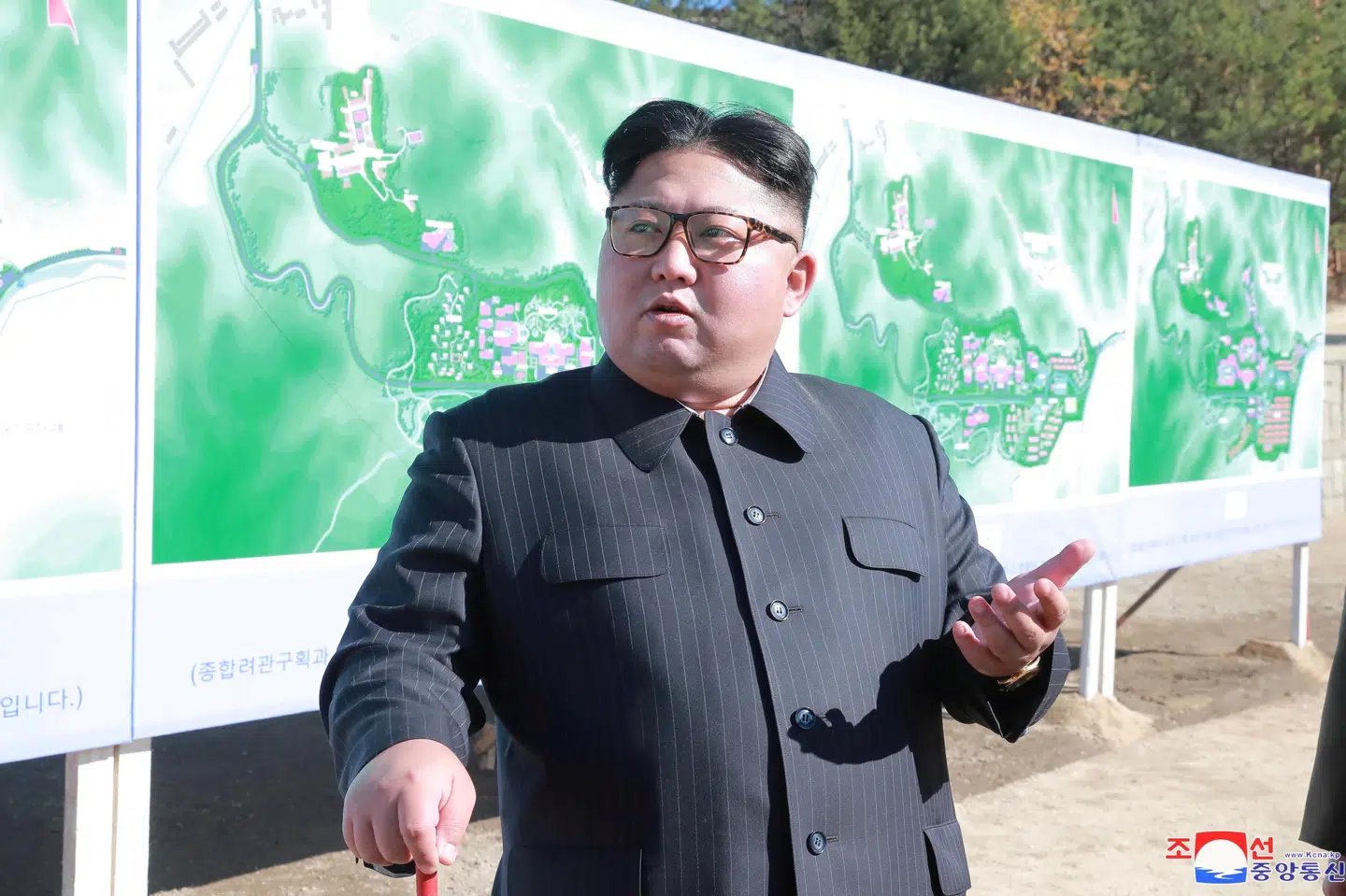 Nordkorea anklages for ikke at leve op til menneskerettighederne. På billedet ses landets leder, Kim Jong-un, inspicere en byggeplads i Tangdeok den 31. oktober. KCNA/Reuters