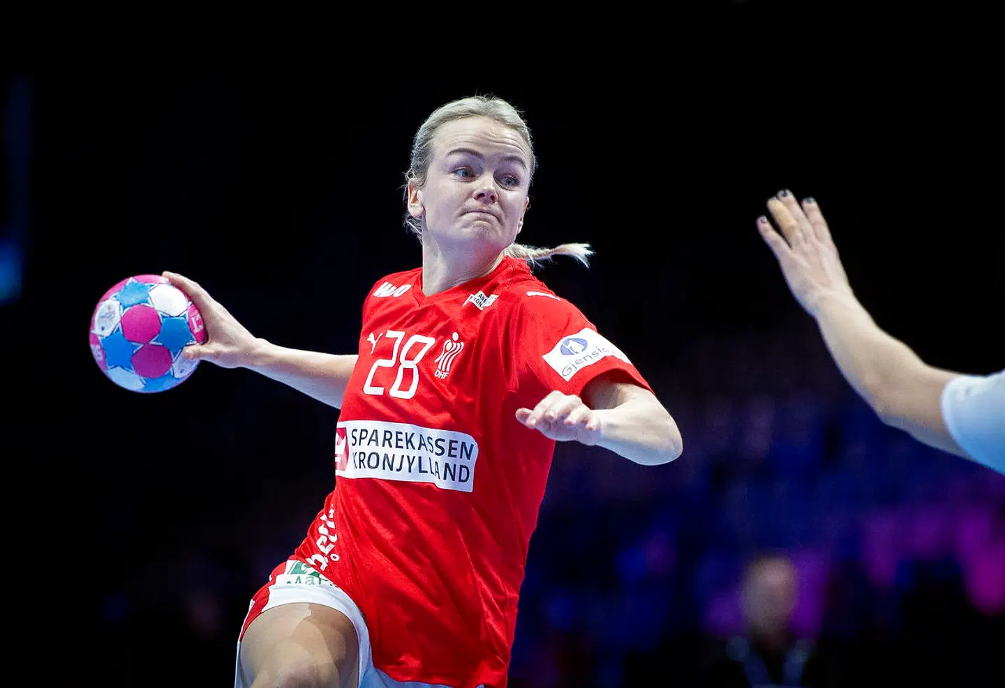 Kritikken af landsholdsanfører Stine Jørgensen er urimelig, mener landstræner Klavs Bruun Jørgensen