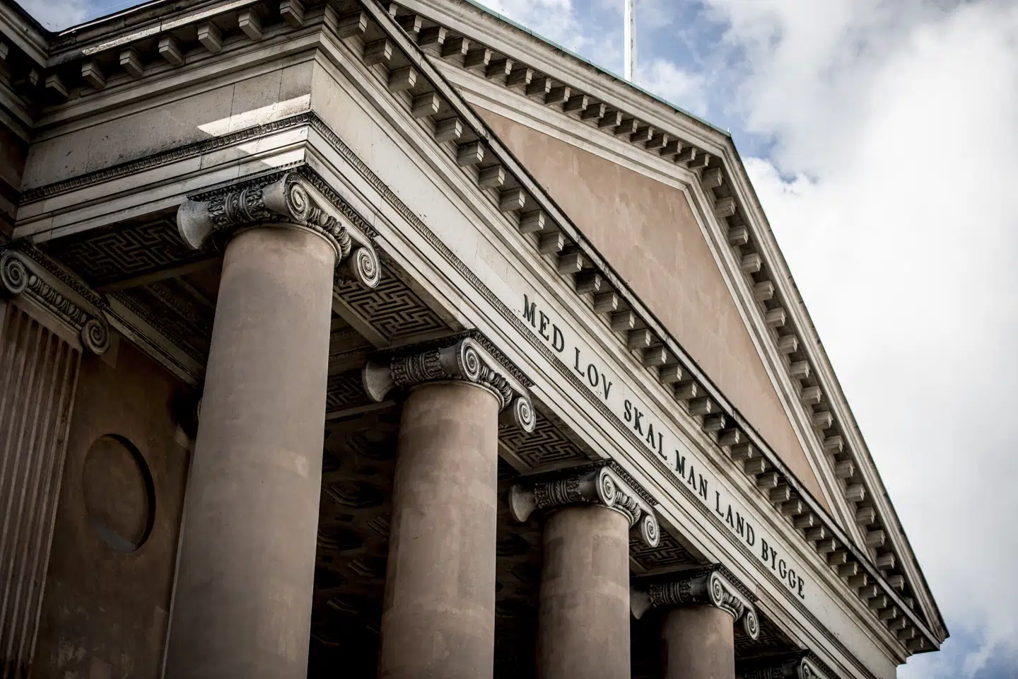 En skudepisode i Mjølnerparken på ydre Nørrebro koster en ung mand fra banden Loyal to Familia 20 års fængsel. Han bliver også udvist til Pakistan. Han er født og opvokset i Danmark og har en datter på knap to år. (Arkiv) Mads Claus Rasmussen/Ritzau Scanpix