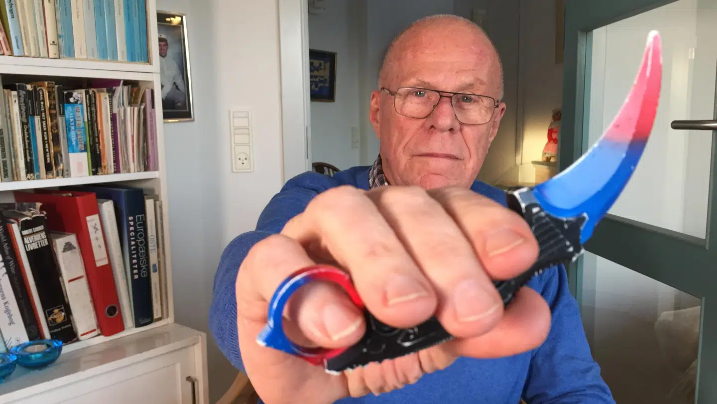 Det kostede Hans-Jørgen Kruse dyrt at bestille en lille kniv til sit barnebarn. Her står han med en plastikversion af kniven.