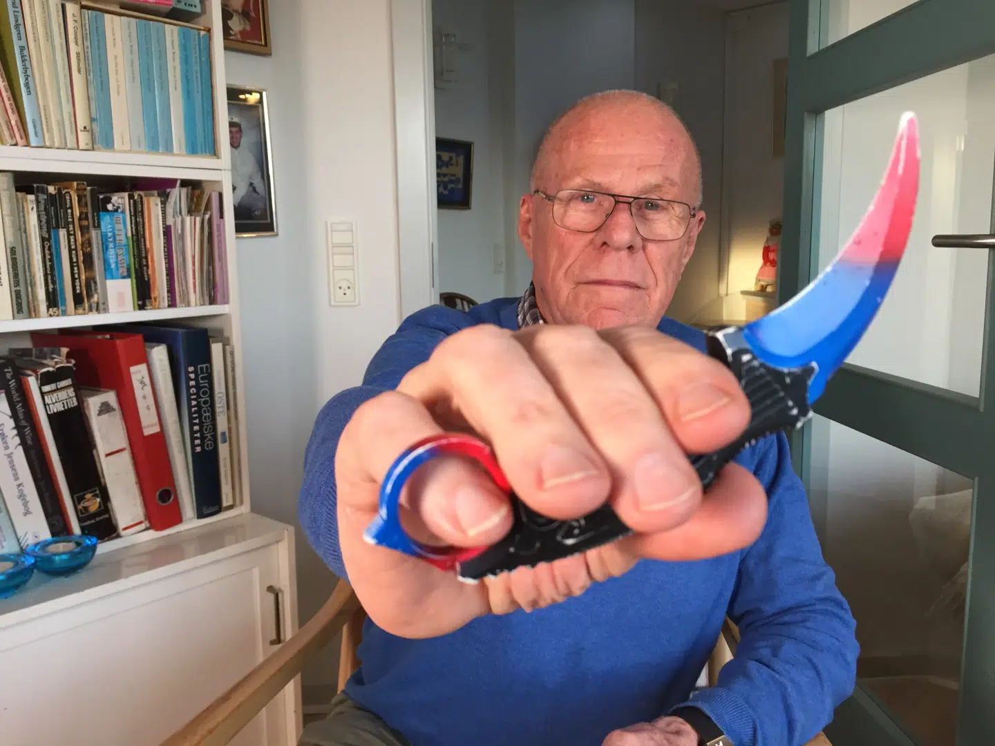 Det kostede Hans-Jørgen Kruse dyrt at bestille en lille kniv til sit barnebarn. Her er en anden kniv af plastik, som barnebarnet i forvejen havde.