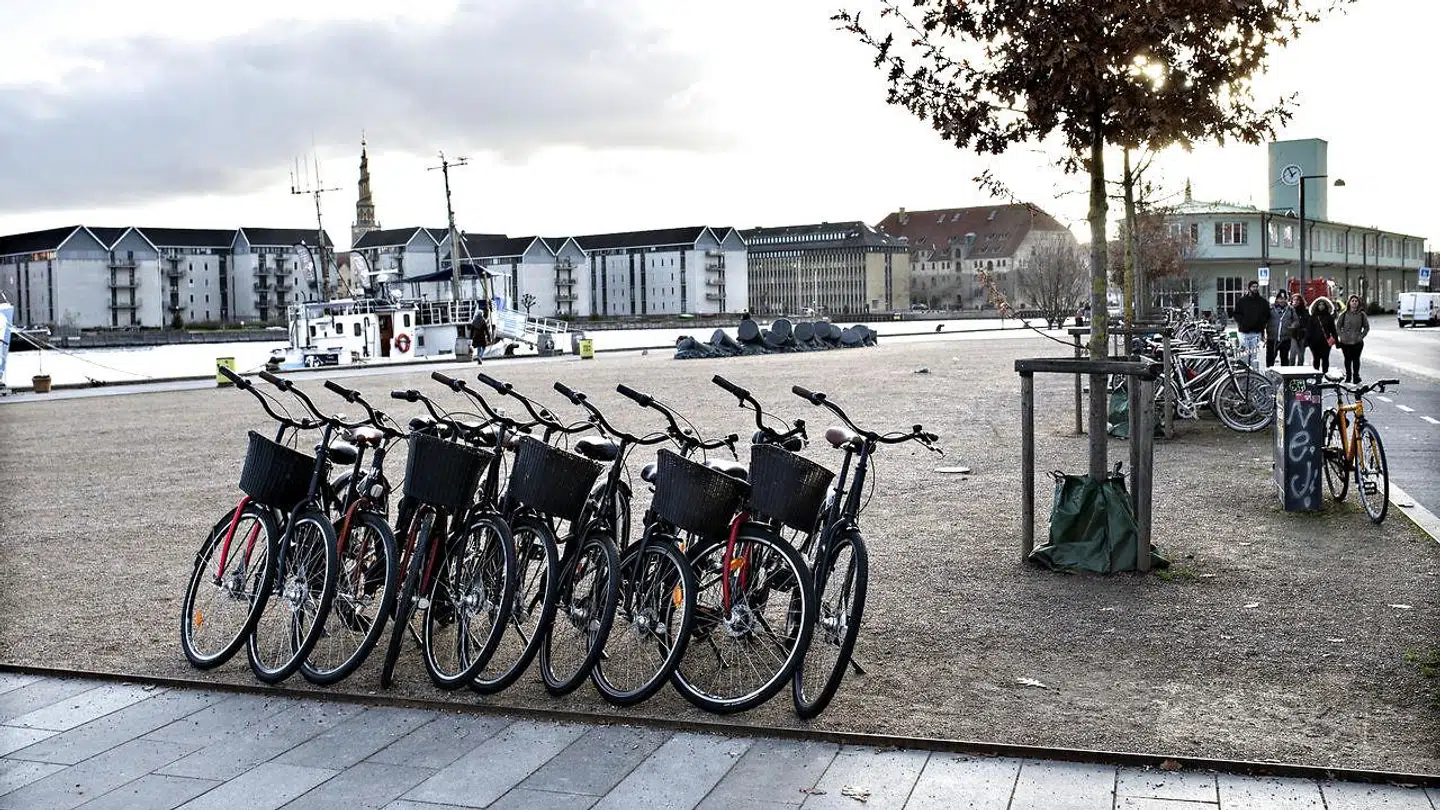 Et andet af kommunens argumenter for afslaget til Copenhagen Bicycles går på, at pladsen skal være fri til gennemgang eller til at opholde sig på. Ifølge Yael Bassan er der ingen, der bruger pladsen til at opholde sig på. »Der er jo ingen, der gider at sidde på en grusplads,« siger hun.