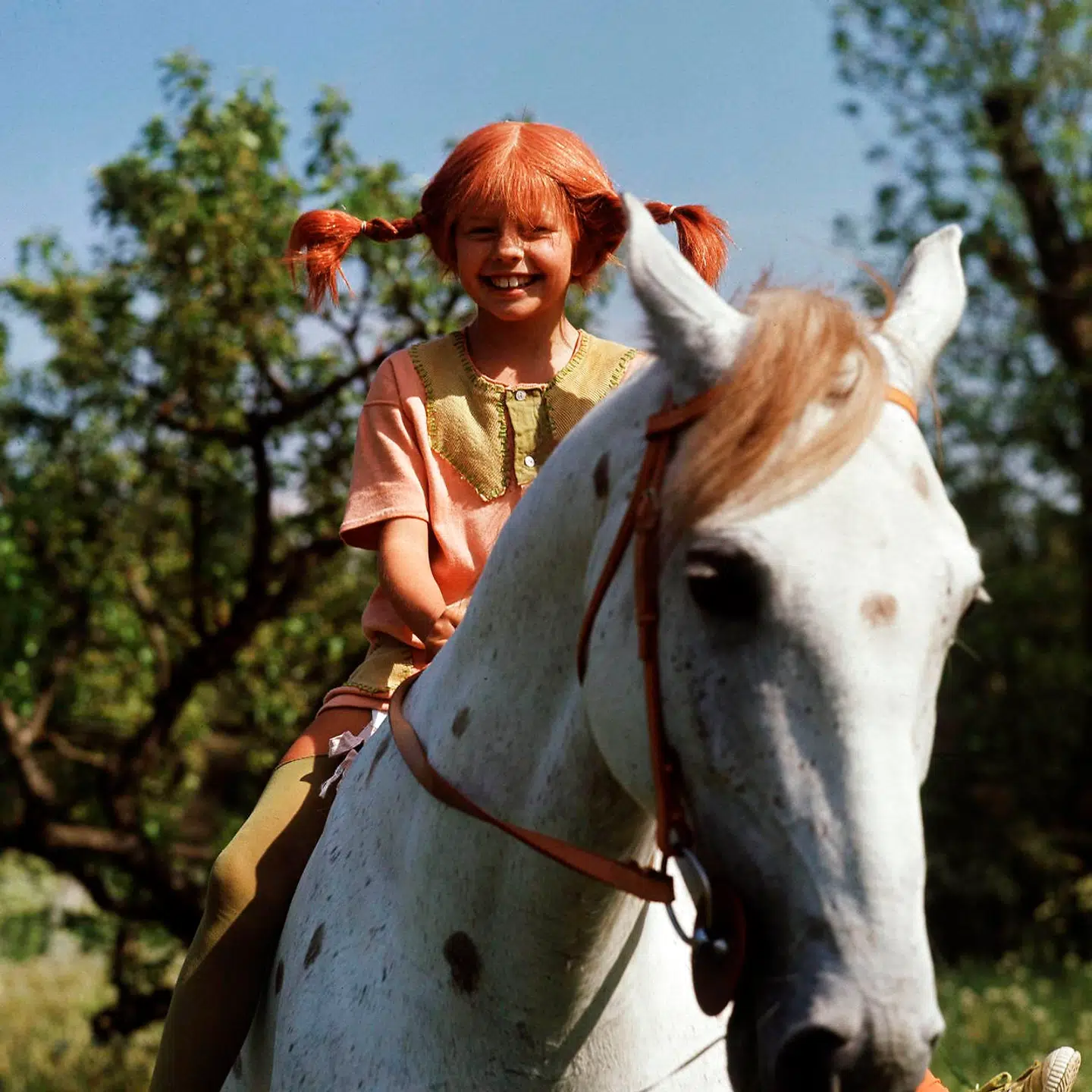 Inger Nilsson som Pippi Langstrømpe på hesten Lille Gubben.