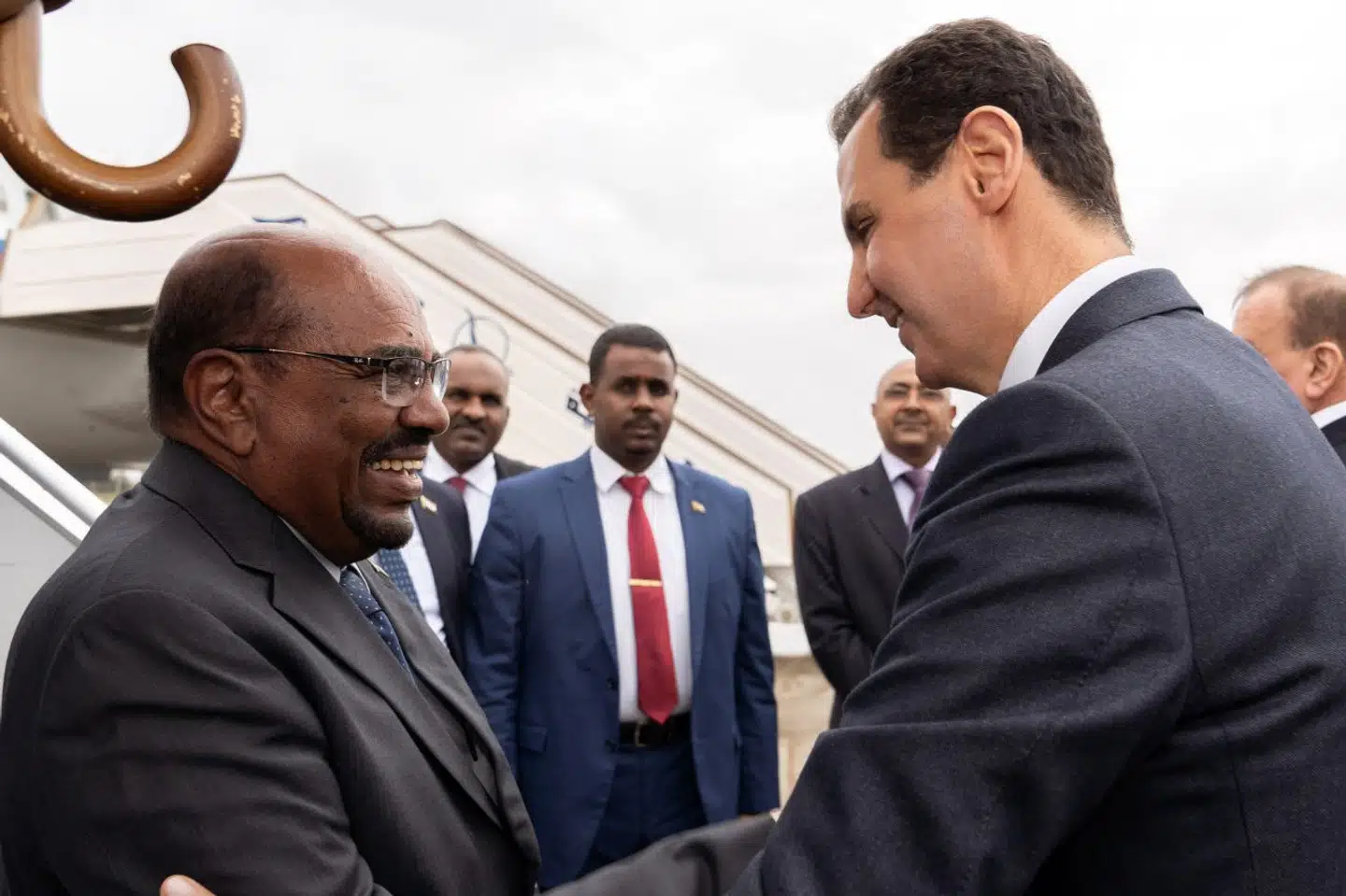 Sudans præsident, Omar al-Bashir (til venstre), blev søndag eftermiddag modtaget i lufthavnen i Damaskus af den syriske præsident, Bashar al-Assad (til højre). Stringer/Ritzau Scanpix