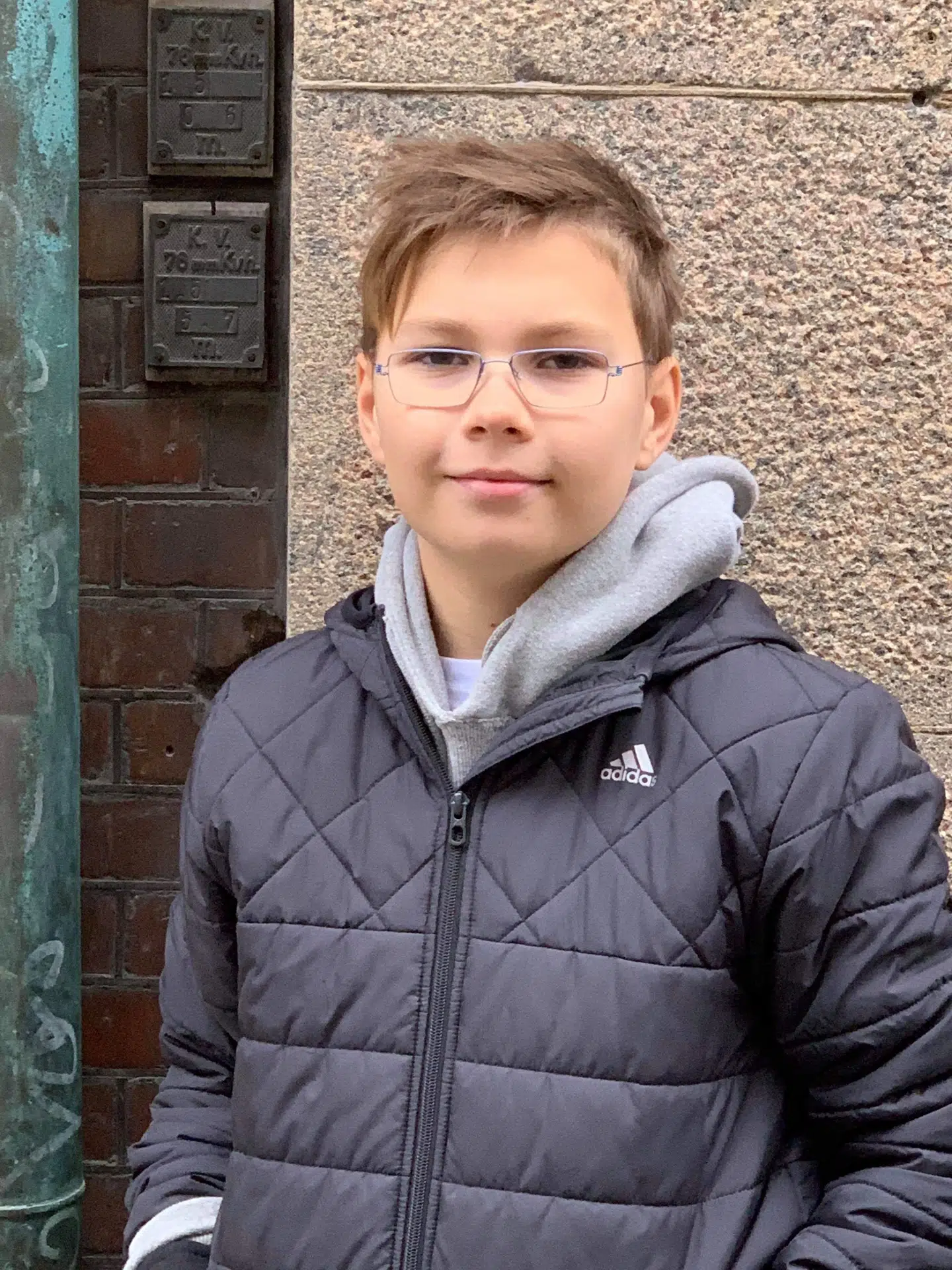 Oskars faster bor på Christianshavn og har lavet en aftale med 'Fedtekælderen' om, at han kunne aflevere pakkerne.