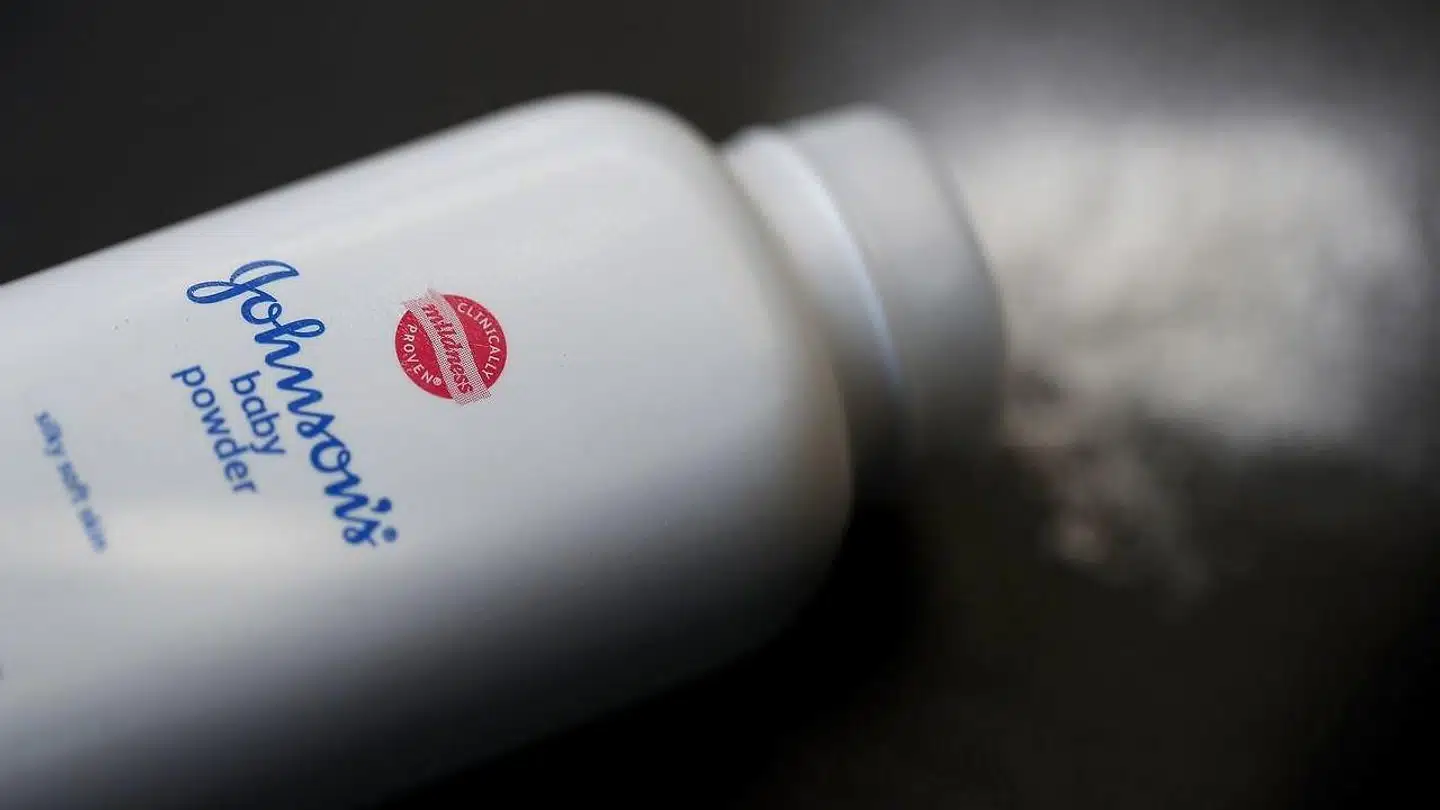 Johnson & Johnsons talkumpulver, som er et af deres mest populære produkter, og som er under mistanke for at indeholde asbest.