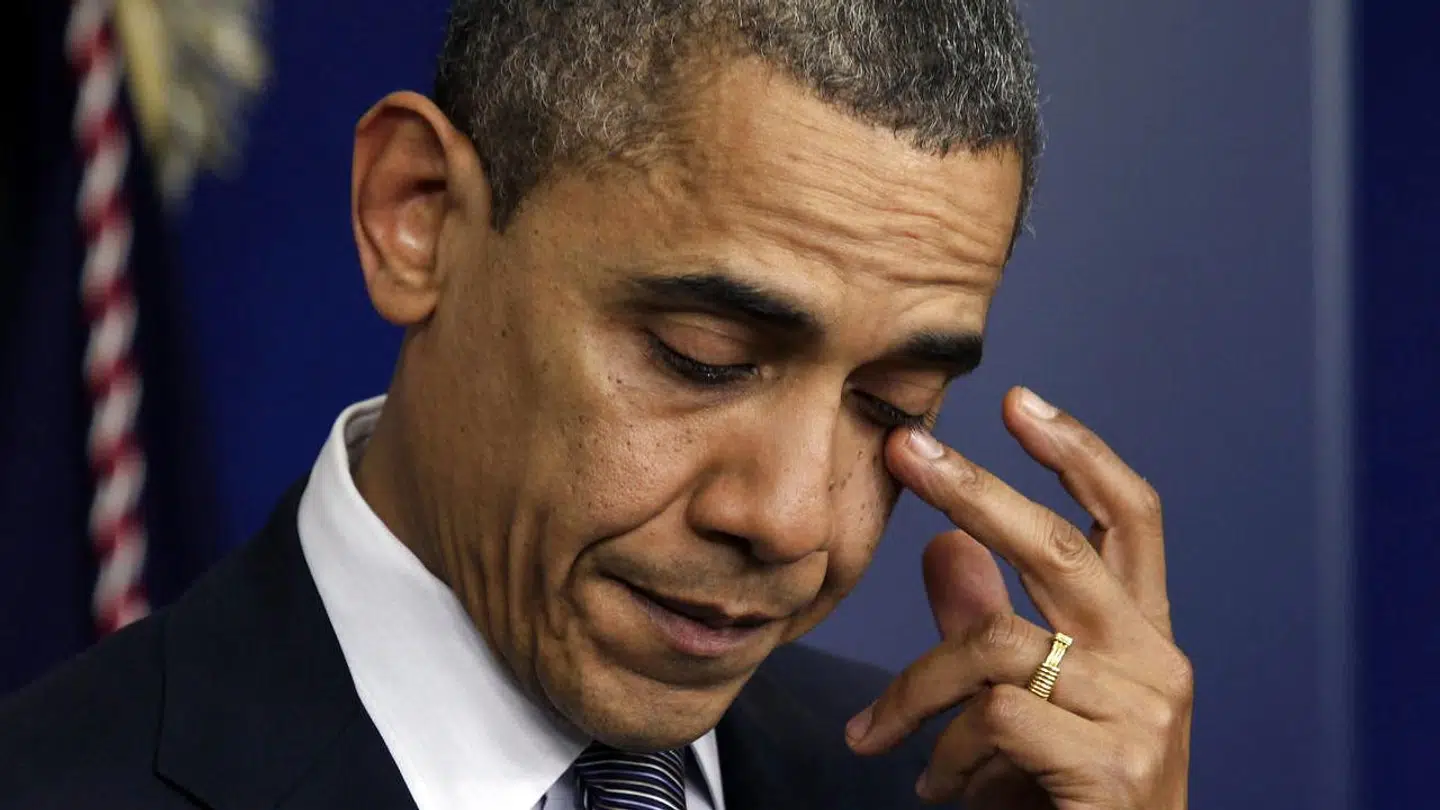 Barack Obama tørrer en tåre bort, da han på et pressemøde i Det Hvide Hus to dage efter skyderiet giver udtryk for sin medfølelse.
