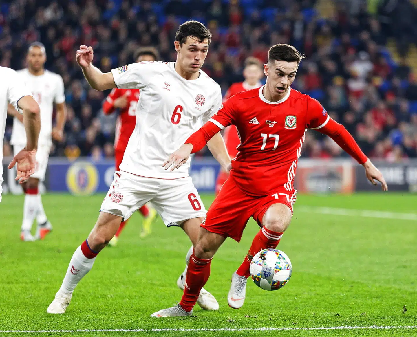 Andreas Christensen i aktion for Danmark mod Wales.
