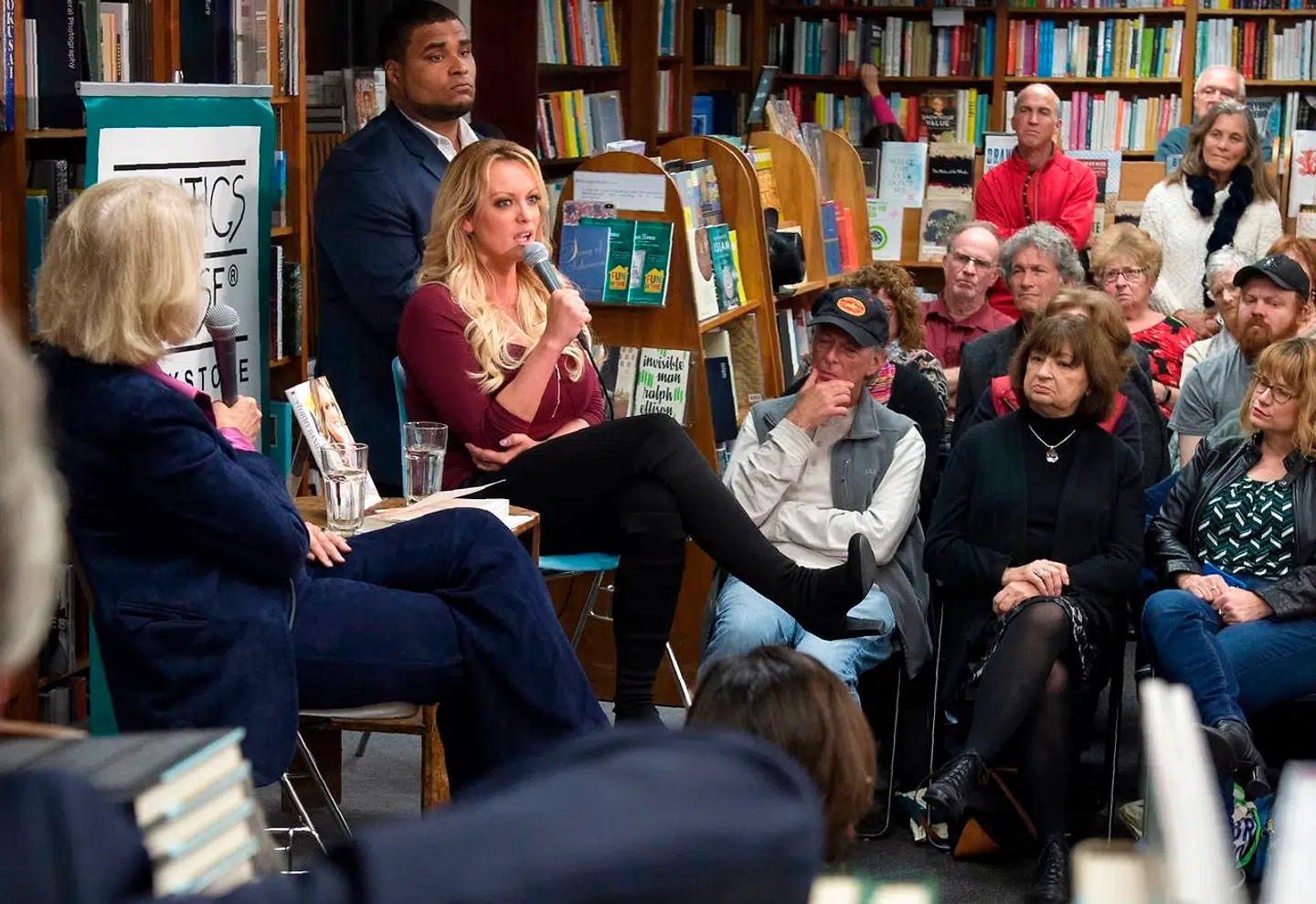 I efteråret udgav Stormy Daniels en bog. Her holder hun foredrag i en bogbutik i forbindelse med lanceringen af bogen