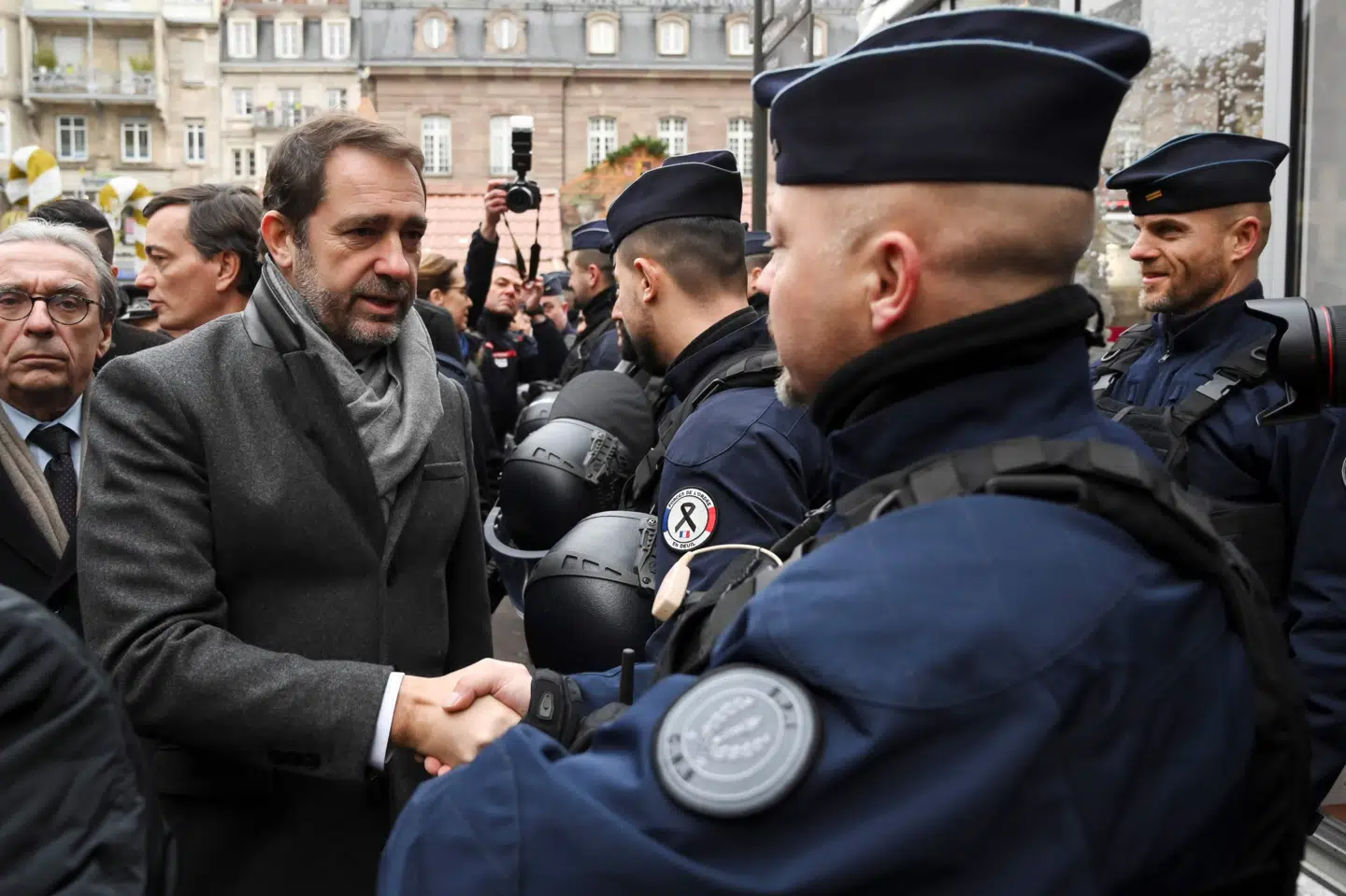 Indenrigsminister Christophe Castaner hilser på politifolk på julemarkedet i Strasbourg, som blev angrebet tirsdag aften. Frankrigs præsident, Emmanuel Macron, ventes til byen fredag aften. Sebastien Bozon/Ritzau Scanpix