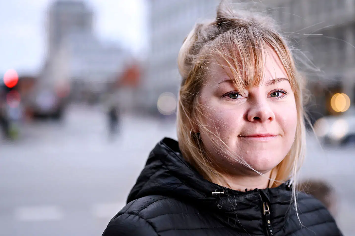 Michaela har haft en dårlig oplevelse med en taxachauffør, der smed hende af på motorvejen efter at være kørt forkert. Undervejs havde han også tabt hendes cykel, der var spændt bag på taxaen.