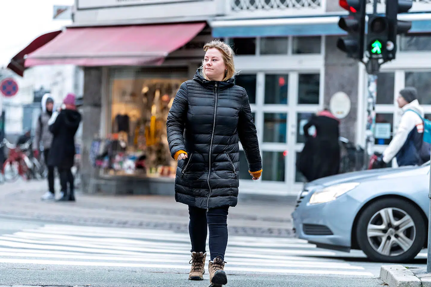 Michaela har haft en dårlig oplevelse med en taxachauffør, der smed hende af på motorvejen efter at være kørt forkert. Undervejs havde han også tabt hendes cykel, der var spændt bag på taxaen.