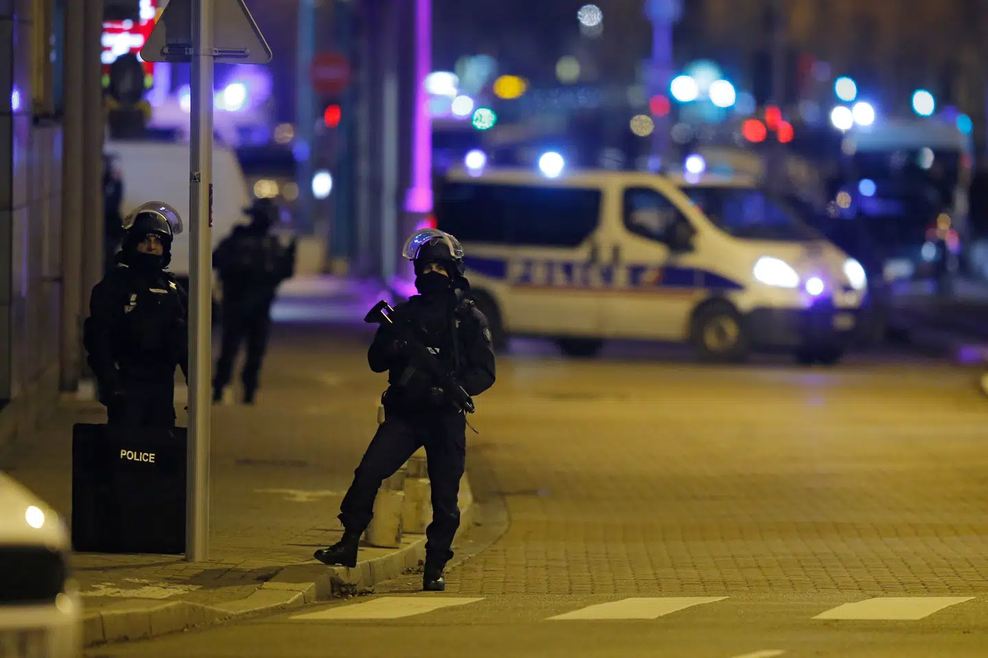 Franske specialenheder torsdag aften i bydelen Meinau i Strasbourg. Her havde den mistænke gerningsmand gemt sig efter angrebet på et julemarked tirsdag aften. Vincent Kessler/Reuters
