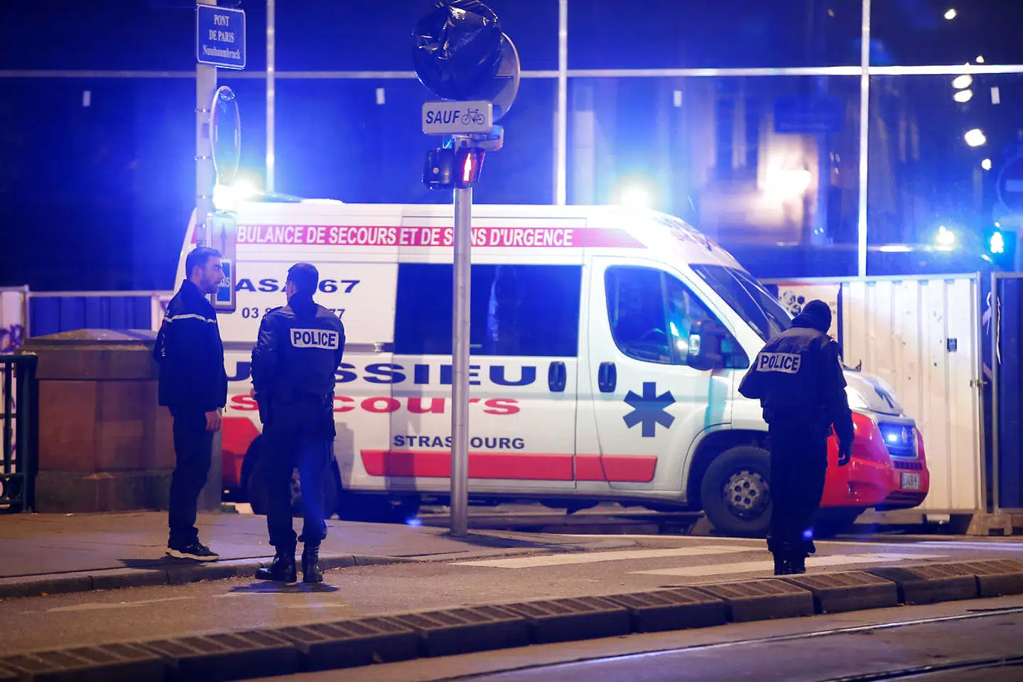 Politiet sikrer gaderne efter et skyderi i Strasbourg,Frankrig, tirsdag aften.