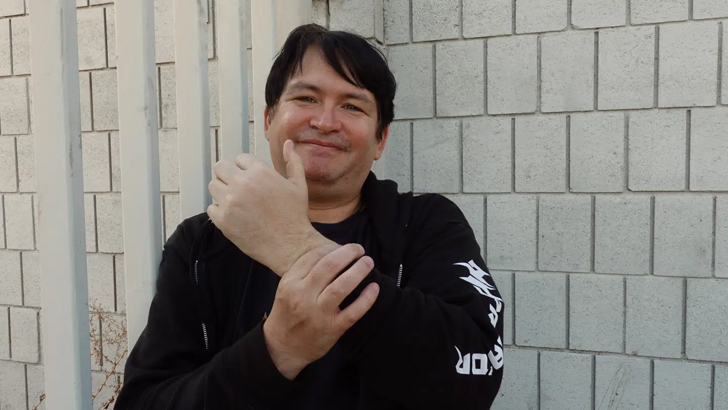 19 centimeter. Så bred er Falcons penis, når han har erektion. Det svarer til omkredsen på hans håndled.