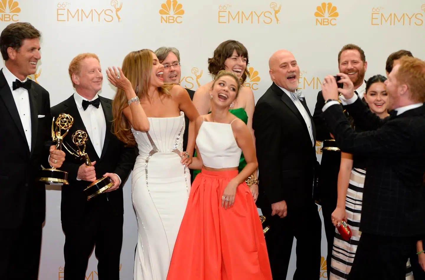 ARKIVFOTO af Sarah Hyland sammen med flere af skuespillerne fra 'Modern Family', som har vundet flere priser for 'bedste tv-serie'.