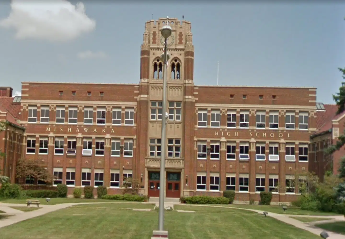 Mishawaka High School, hvor begge børnene går.