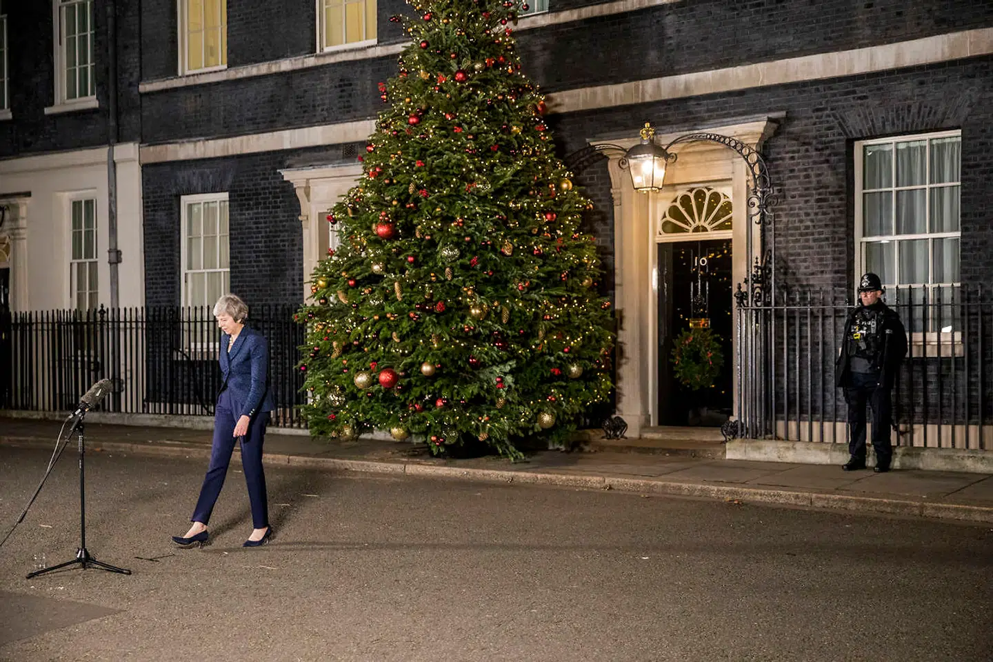 Englands premierminister Theresa May taler foran Downing Street nr. 10 efter at hun har vundet valget d. 12. december 2018 om at forblive leder af det Konservative Parti