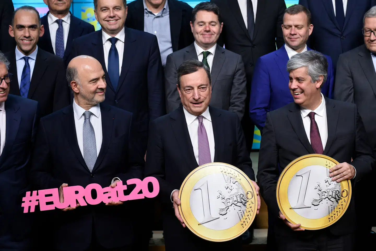 Præsident for Den Europæiske Centralbank Mario Draghi (her i midten) har siden 2015 brugt det, der svarer til 19.000 milliarder danske kroner, på opkøb af statsobligationer i euro-landene. Fremover vil der kun blive købt statsobligationer for udbytte af de hidtidige køb. John Thys/Ritzau Scanpix