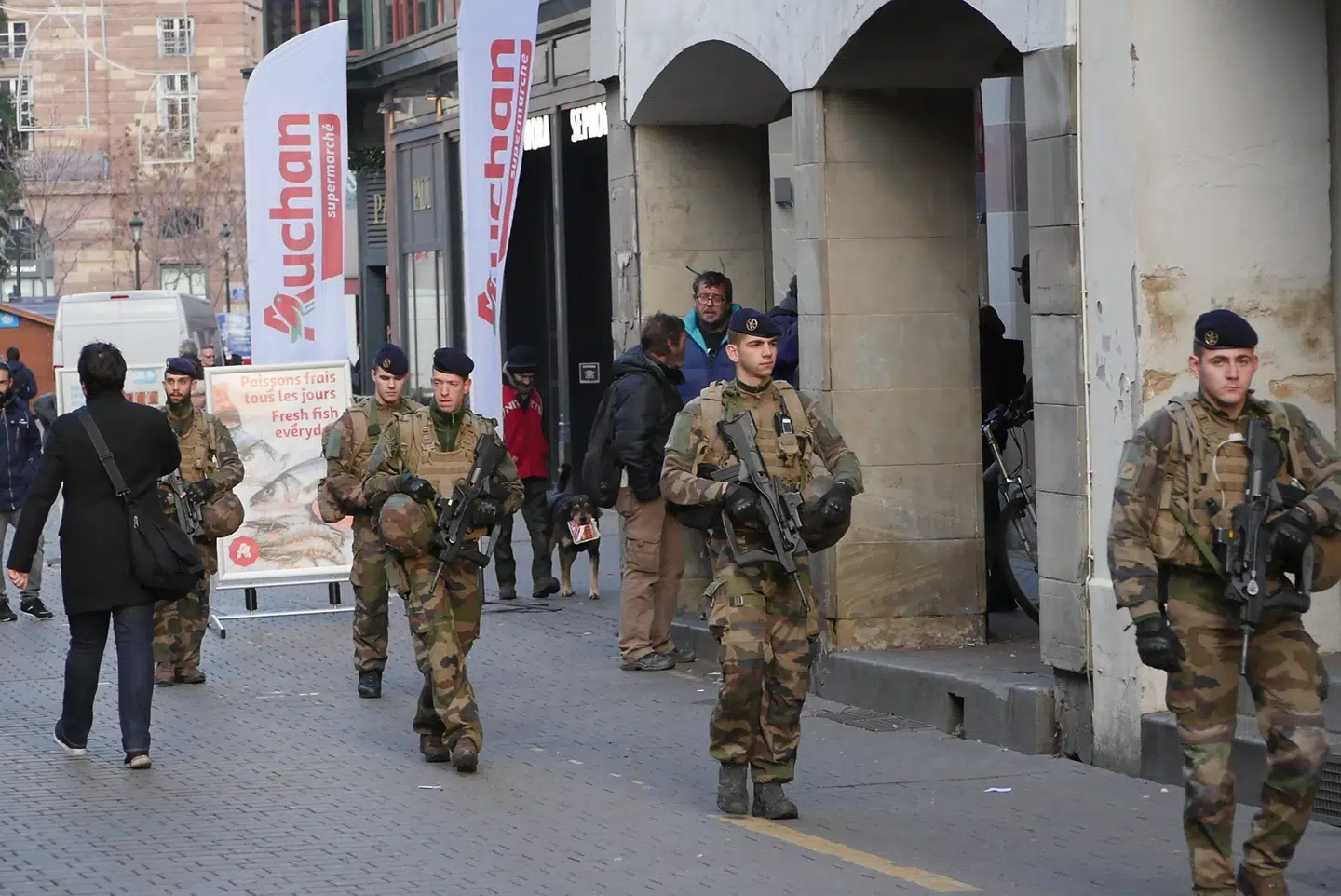 Soldater patruljerer på gågaden Rue des Grandes Arcades, hvor en del af angrebet fandt sted. Foto: Jacob Friberg