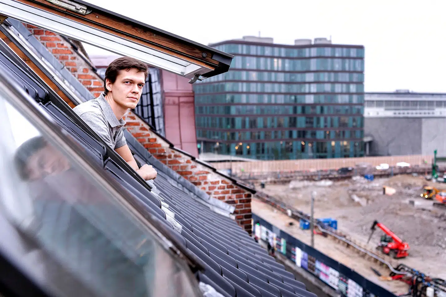 Martin Johansen er en af de naboer, som er utilfredse med det nye Danske Bank-byggeri ved Postgrunden ved Hovedbangården i København. Fra sin lejlighed kan han se, at byggeriet allerede er i fuld gang.