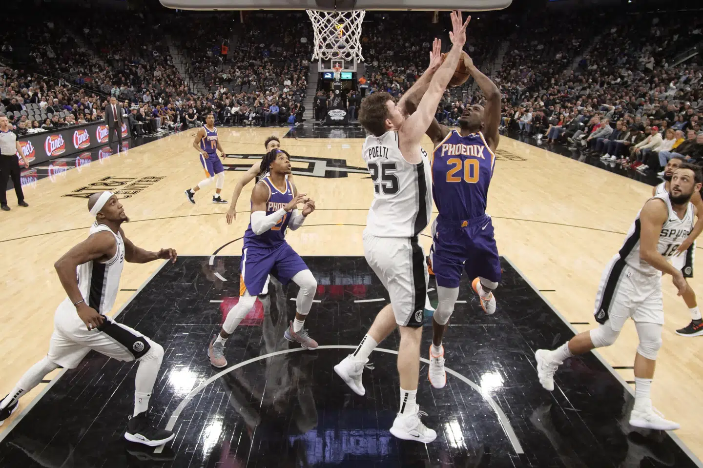 Phoenix Suns har tabt 24 af 28 kampe i indeværende sæson i NBA. Og ifølge klubbens ejer kan den faldefærdige hjemmebane have en del af skylden. (Arkivfoto) Soobum Im/Ritzau Scanpix