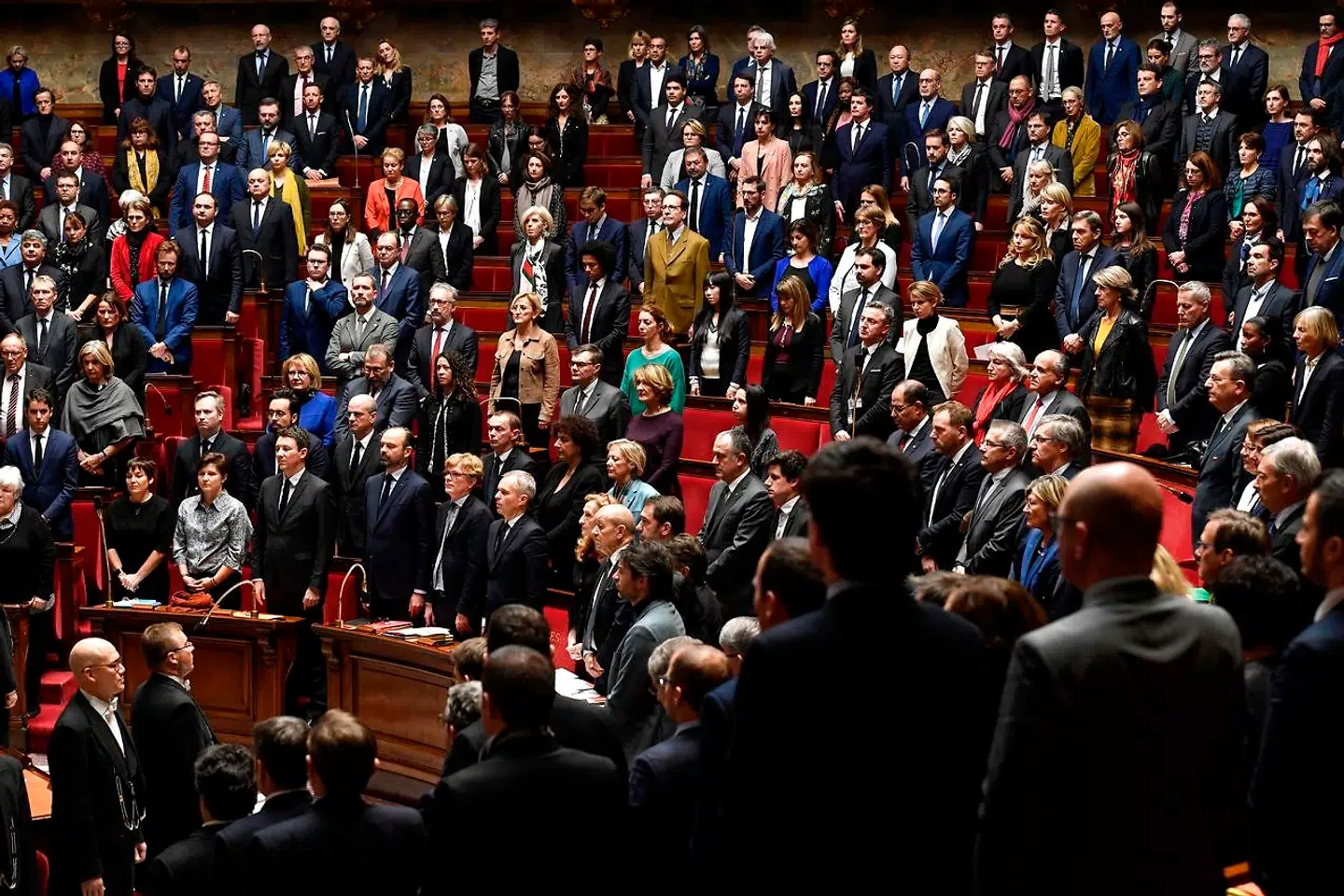 Medlemmer af det franske parlament holdt onsdag ét minuts stilhed til ære for de døde og sårede efter angrebet tirsdag aften.