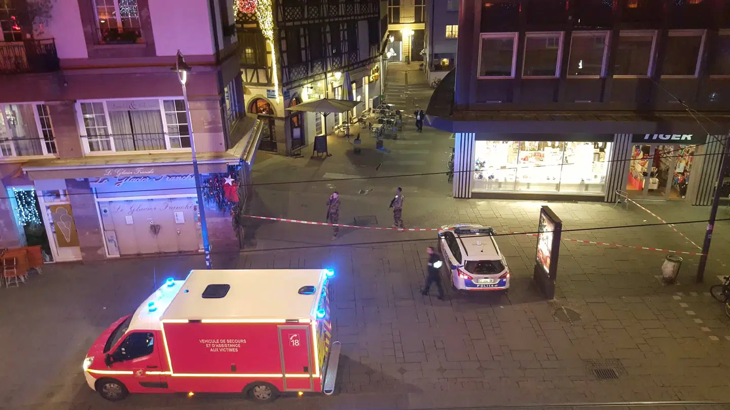 Udsigten fra Rikke Karlssons hotelværelse i det centrale Strasbourg. Politiet har afspærret området og bevogter noget, der ligner et gerningssted.