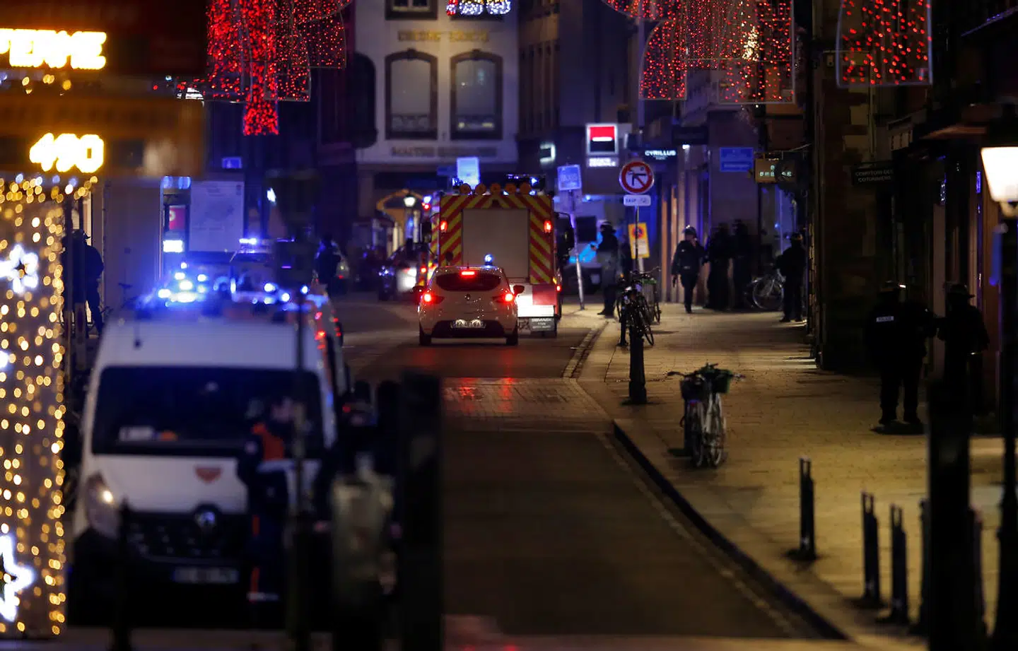 Redningsfolk arbejder på pladsen i Strasbourg efter skyderi tirsdag aften.