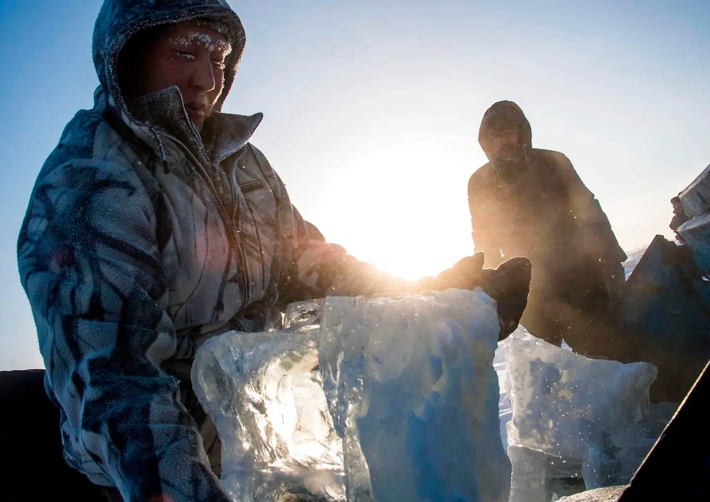 Lokale mænd samler is til vand.