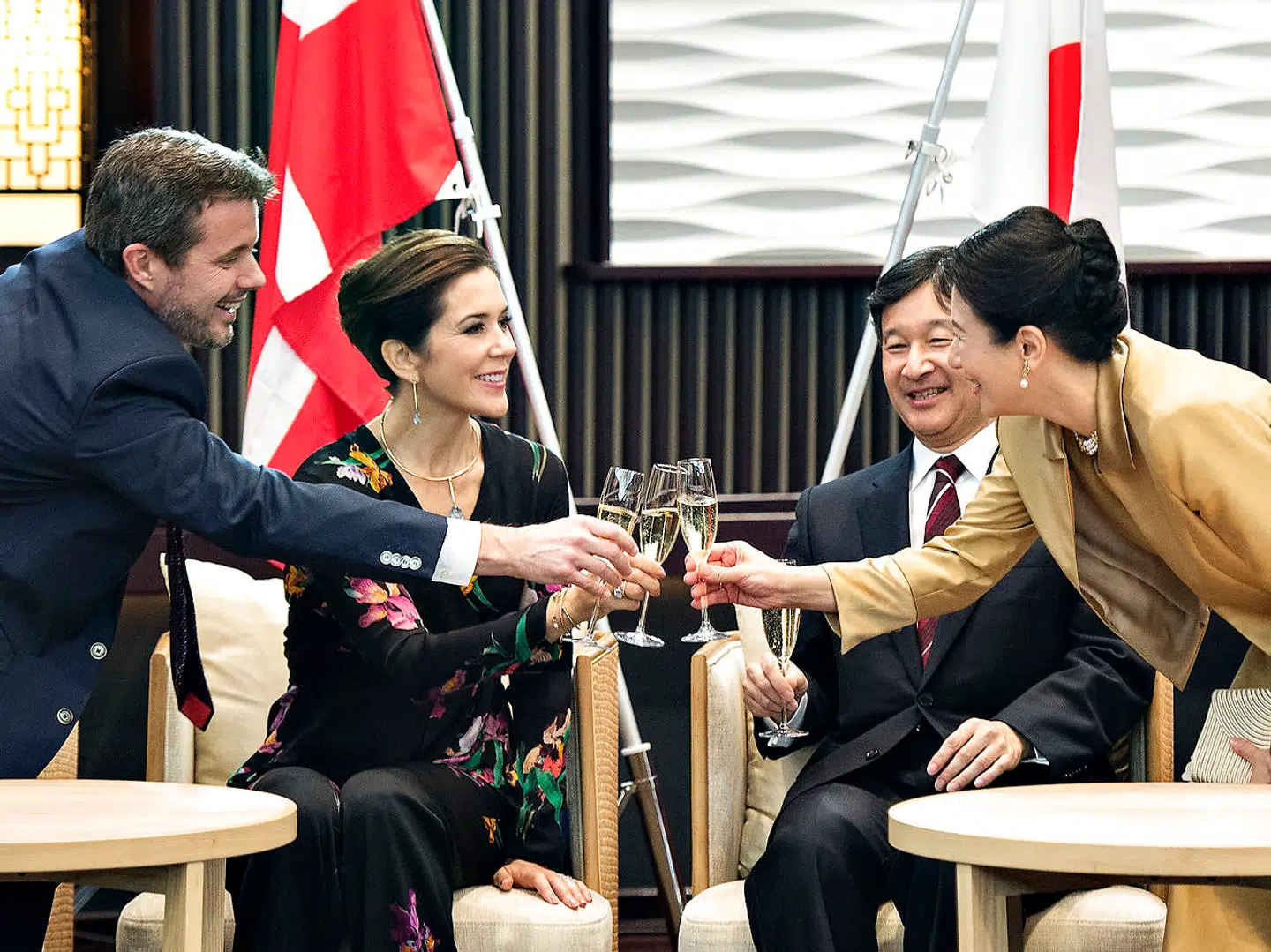 Kronprinsparret var på besøg i Japan tilbage i 2017 i anledning af 150 året for de diplomatiske forbindelser mellem de to lande. Det skete ved en gallamiddag, hvor den japanske kronprinsesse Masako deltog i en af sine sjældne offentlige fremtrædener.