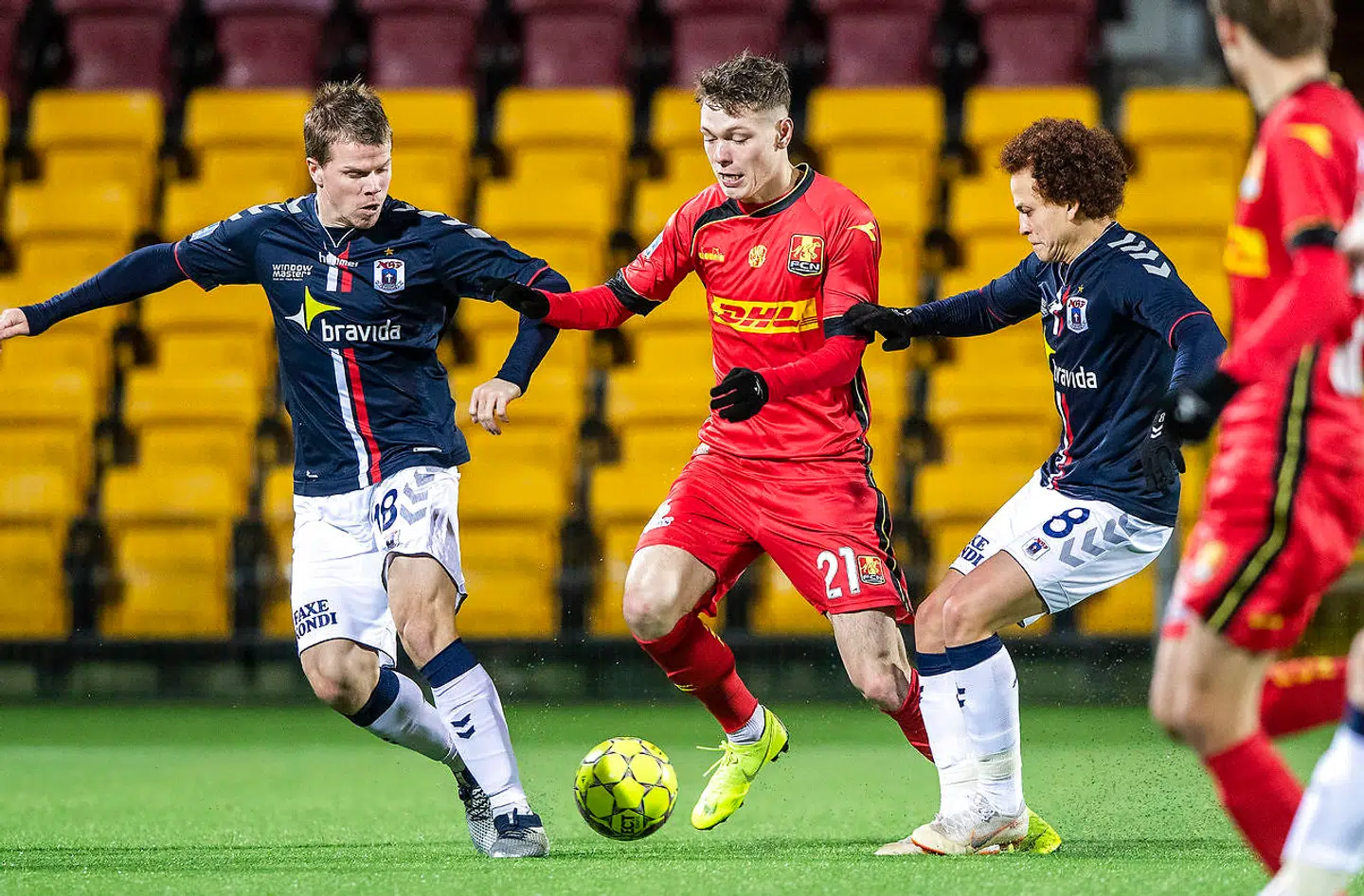 Jesper Juelsgård (18), AGF, Andreas Skov Olsen (21), FC Nordsjælland og Mustafa Amini (8), AGF, under kampen i Superligaen imellem FC Nordsjælland og AGF i Farum, mandag den 10. december 2018.. (Foto: Anders Kjærbye/Ritzau Scanpix)