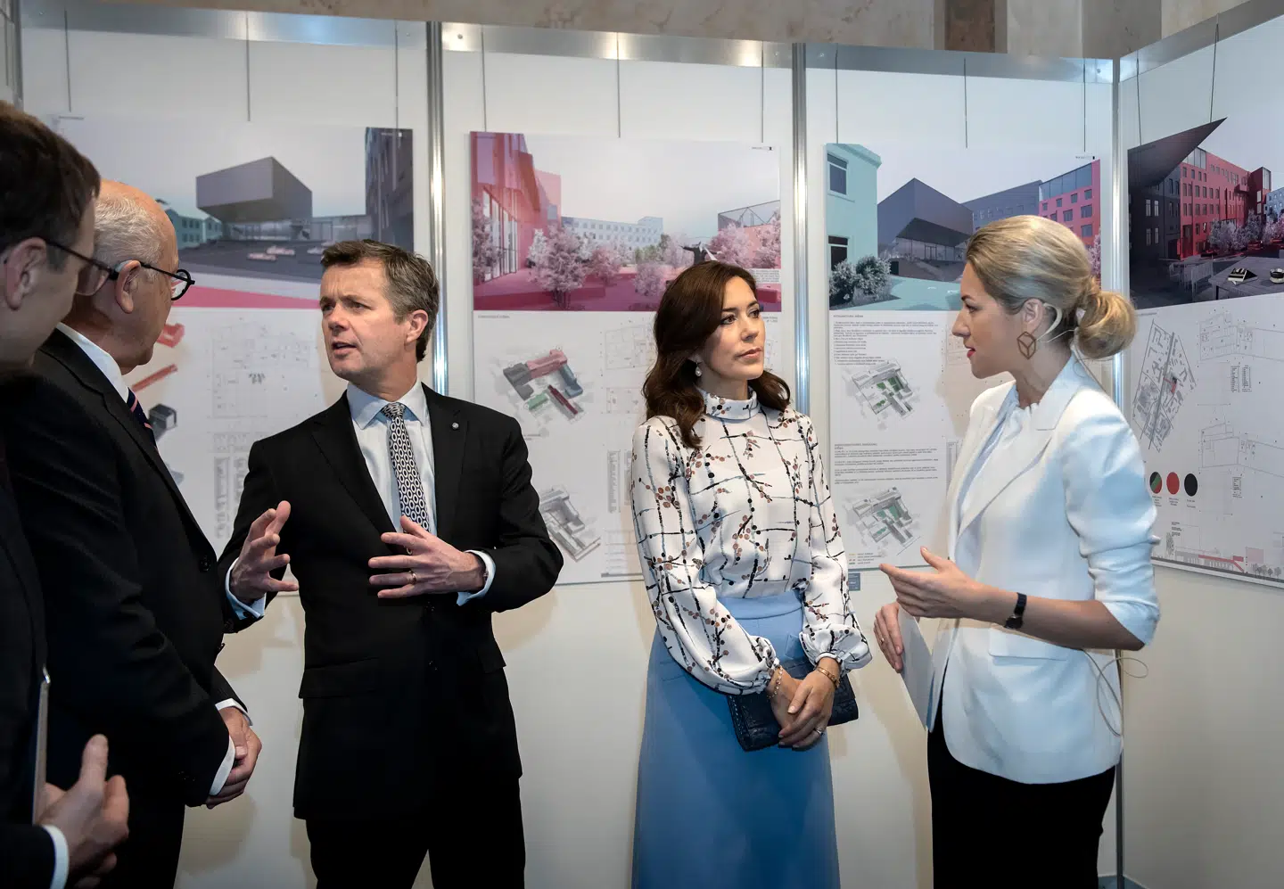 Mary fik både ros for sit koordinerede look, og for sammensætningen med den løse bluse. (Foto: Keld Navntoft /Ritzau Scanpix 2018)