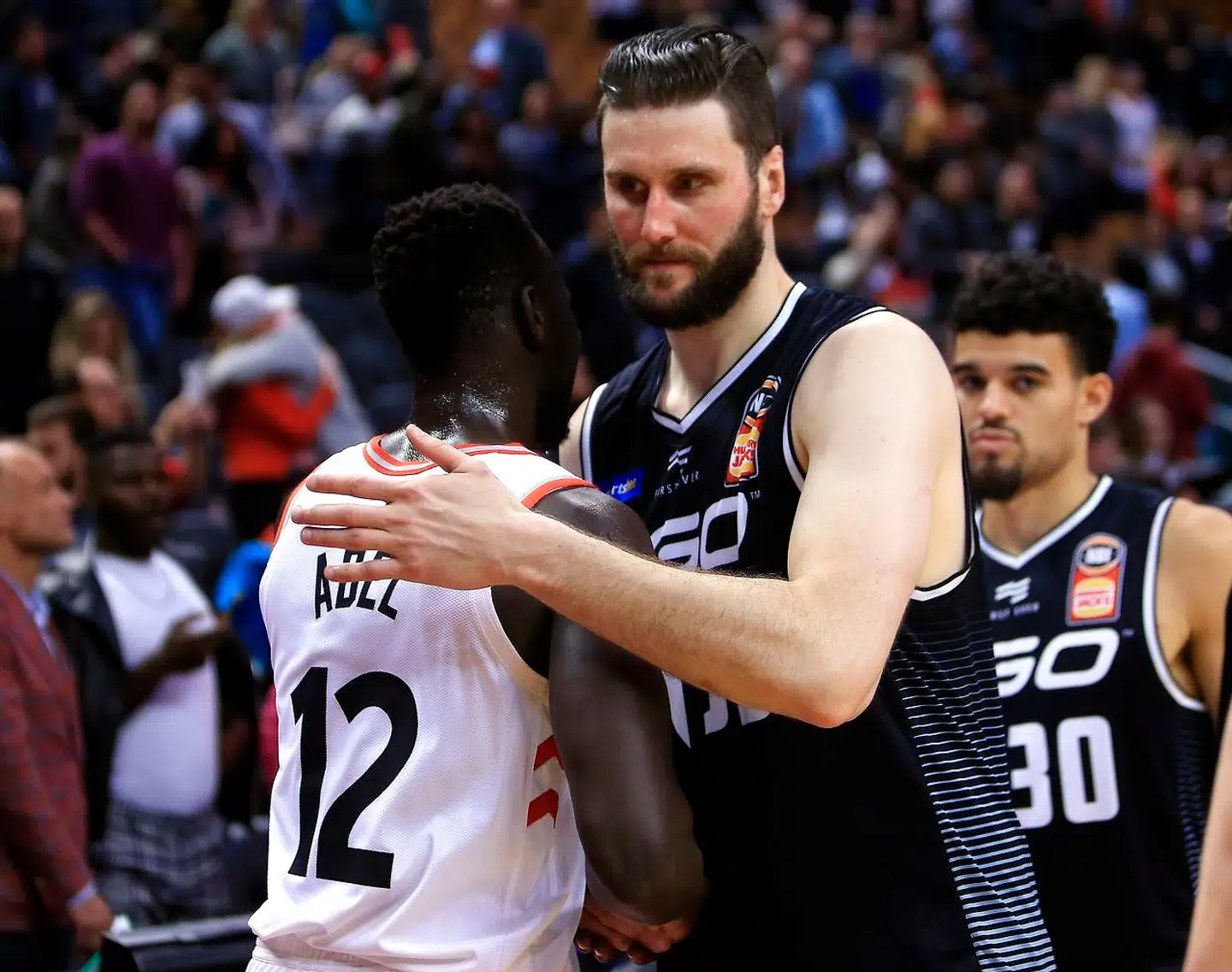 Alex Pledger (th.) i aktion som basketballspiller.