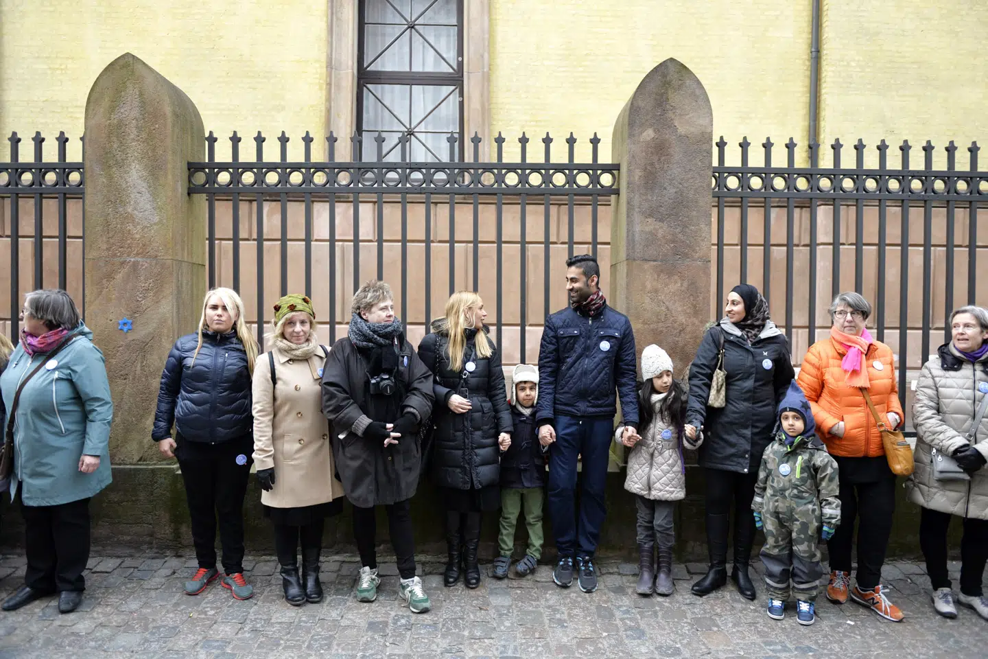 Muslimer tog efter drabet på den jødiske vagt Dan Uzan 14. februar 2015 initiativ til en fredsring om synagogen i Krystalgade i København. En stor undersøgelse fra EU viser, at et meget stort flertal af Europas jøder oplever stigende intolerance mod både jøder og muslimer. Simon Skipper/Ritzau Scanpix