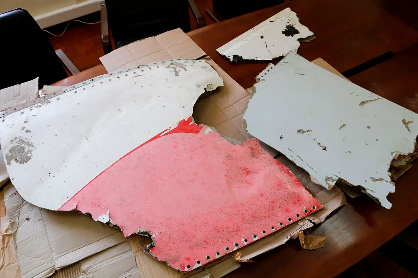 Tre stykker vragdele, formentligt fra MH370, der blev fundet ud for Mozambique.