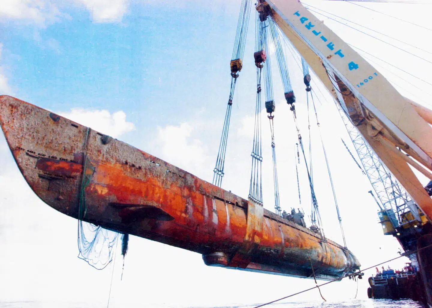 Den tyske ubåd U-534 hæves fra havets bund nordøst for Anholt i Kattegat